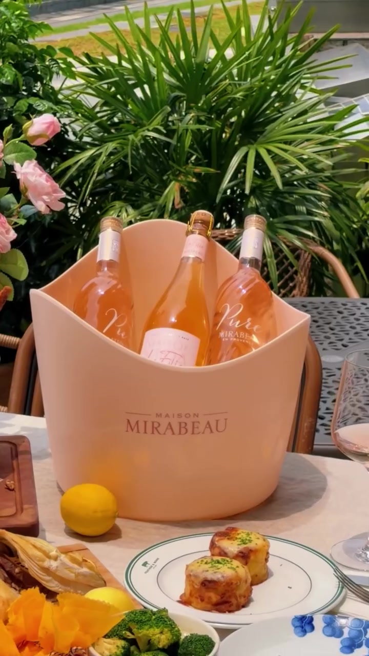 Mirabeau Rosé Party Package for 8+ guests: 3-hour free-flow rosé, 4 starters, 2 mains at HK$688 per person.