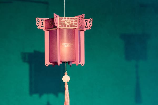 Free mini lantern DIY kit with HK$300 purchase and social media follow.