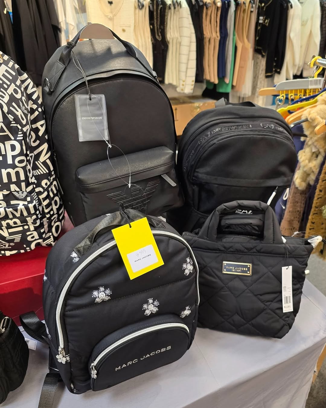 名牌服飾開倉優惠，包括MARC JACOBS、KARL LAGERFELD等品牌折扣價。購買2件KARL LAGERFELD帆布袋再減$100；購買5條內褲送1條。