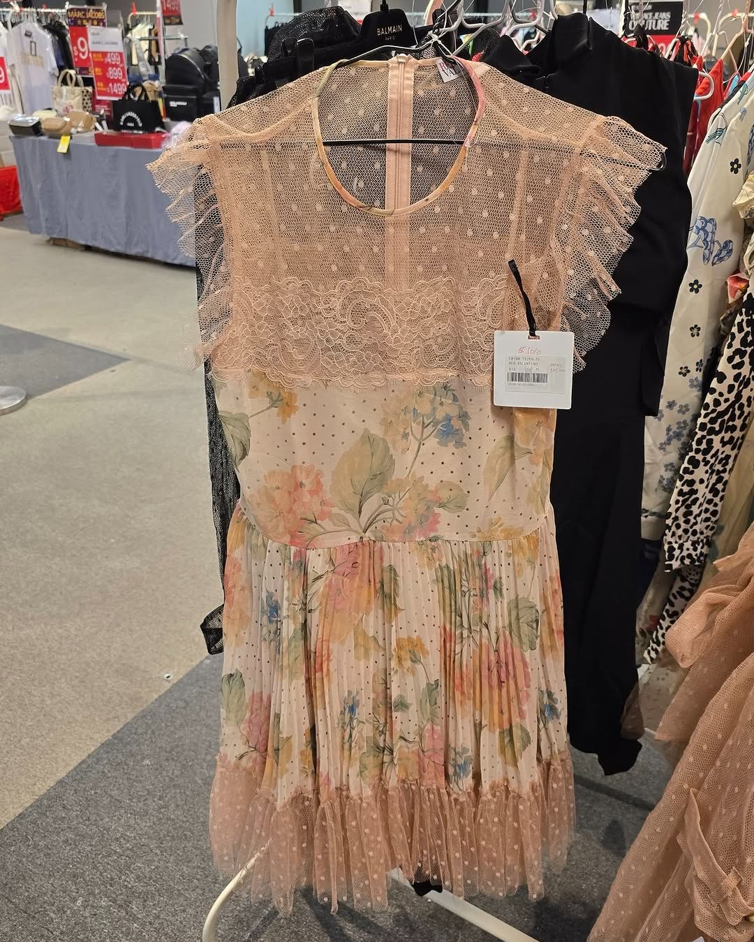 名牌服飾開倉優惠，包括MARC JACOBS、KARL LAGERFELD等品牌折扣價。購買2件KARL LAGERFELD帆布袋再減$100；購買5條內褲送1條。