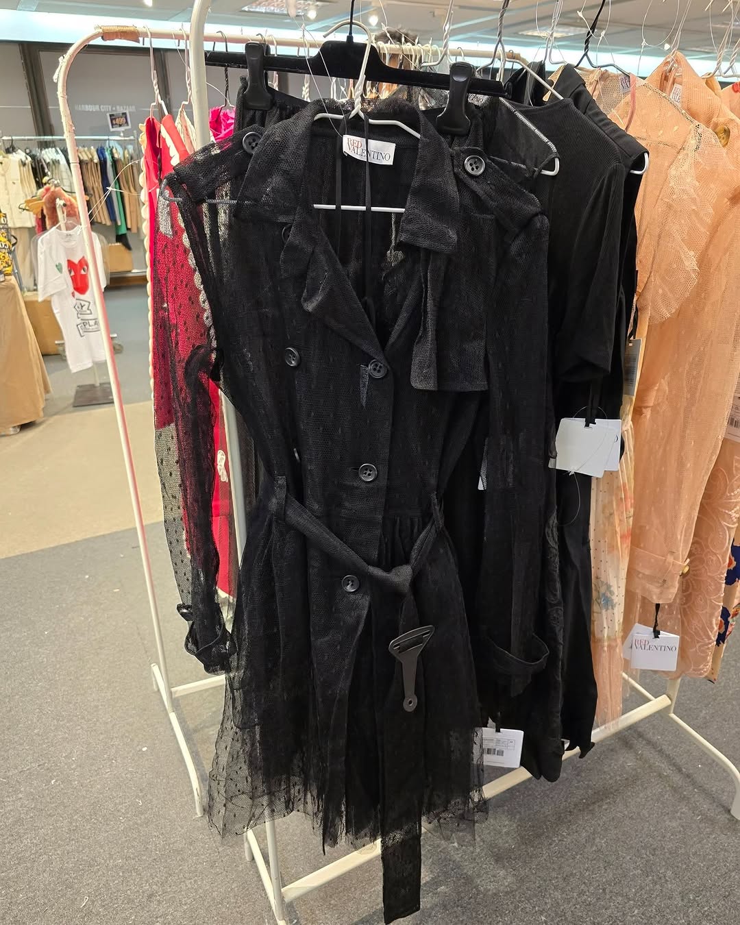 名牌服飾開倉優惠，包括MARC JACOBS、KARL LAGERFELD等品牌折扣價。購買2件KARL LAGERFELD帆布袋再減$100；購買5條內褲送1條。