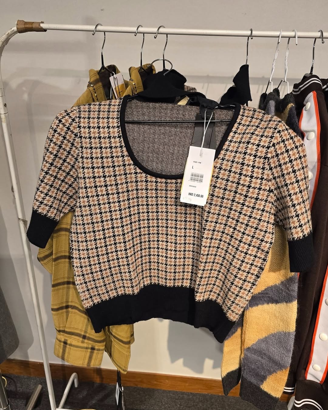 名牌服飾開倉優惠，包括MARC JACOBS、KARL LAGERFELD等品牌折扣價。購買2件KARL LAGERFELD帆布袋再減$100；購買5條內褲送1條。