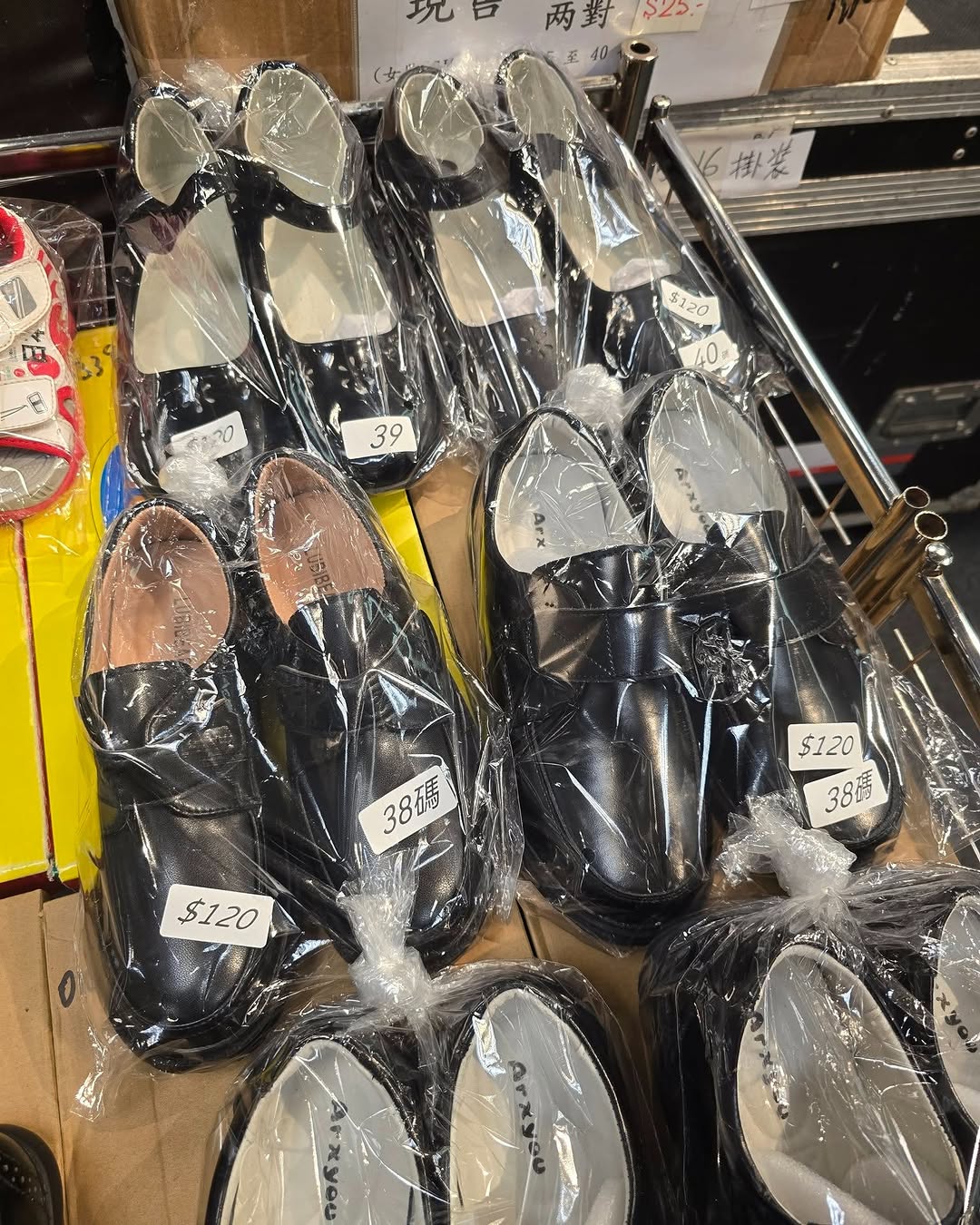 休閒服飾及家品開倉特賣，精選童裝、童鞋及嬰兒用品特價，由$50起至$299。