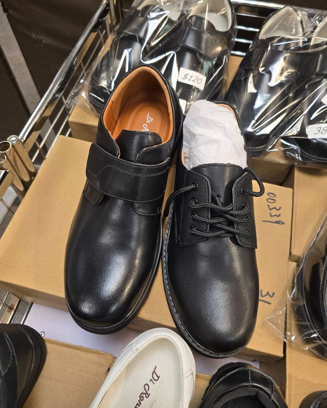 休閒服飾及家品開倉特賣，精選童裝、童鞋及嬰兒用品特價，由$50起至$299。