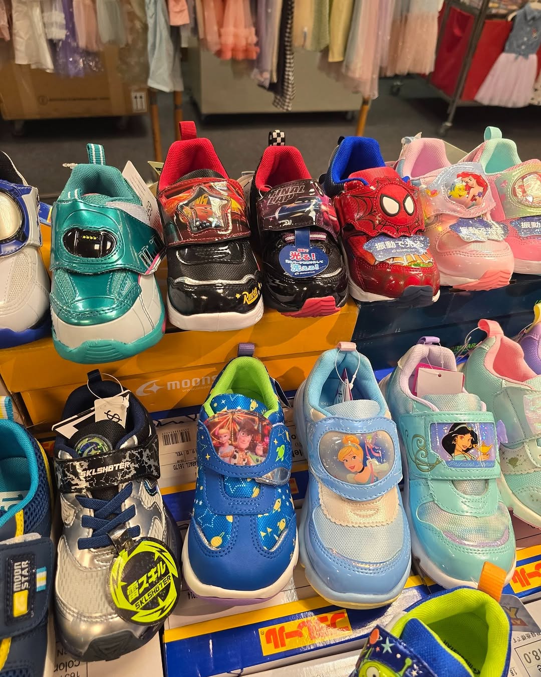 休閒服飾及家品開倉特賣，精選童裝、童鞋及嬰兒用品特價，由$50起至$299。