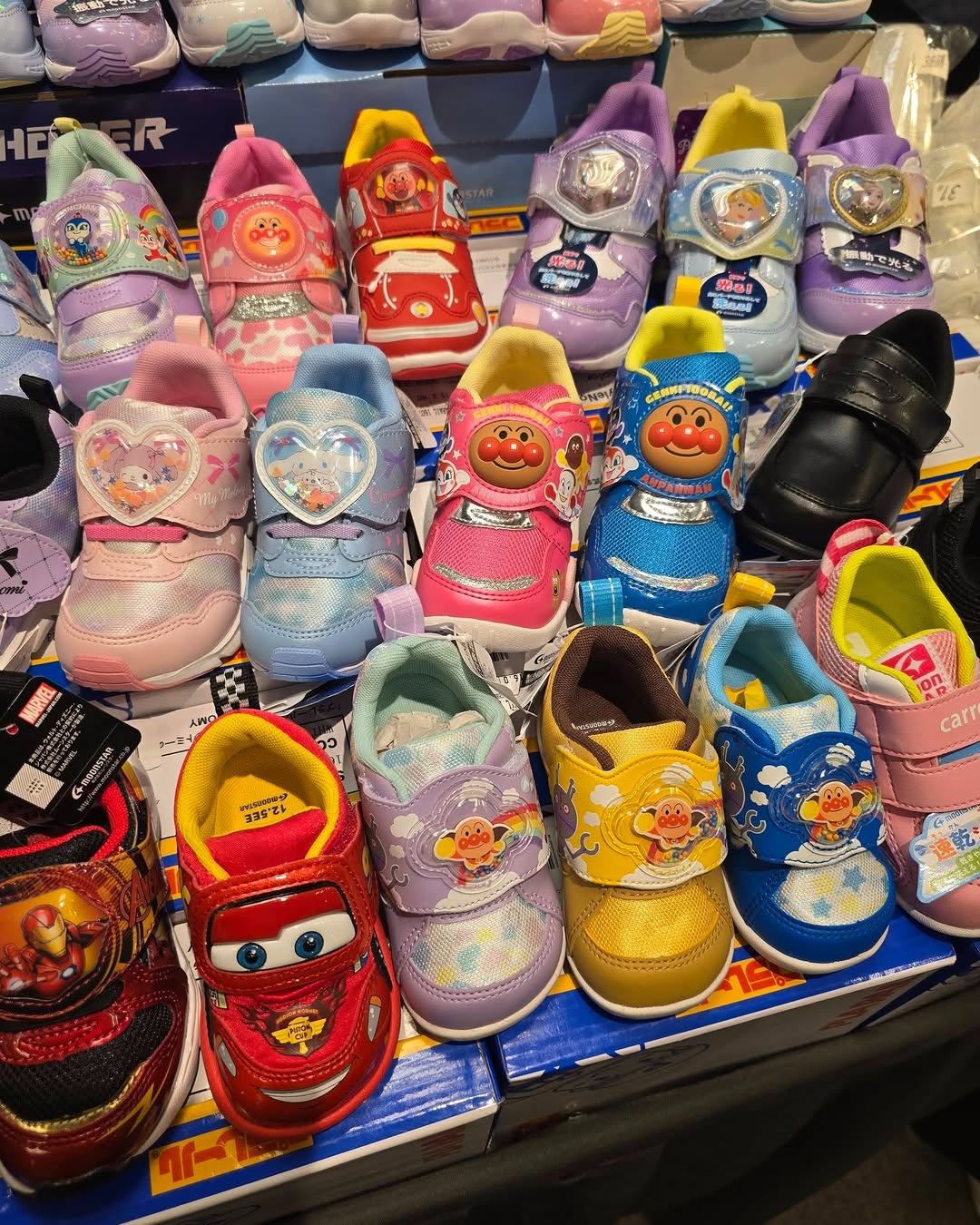 休閒服飾及家品開倉特賣，精選童裝、童鞋及嬰兒用品特價，由$50起至$299。