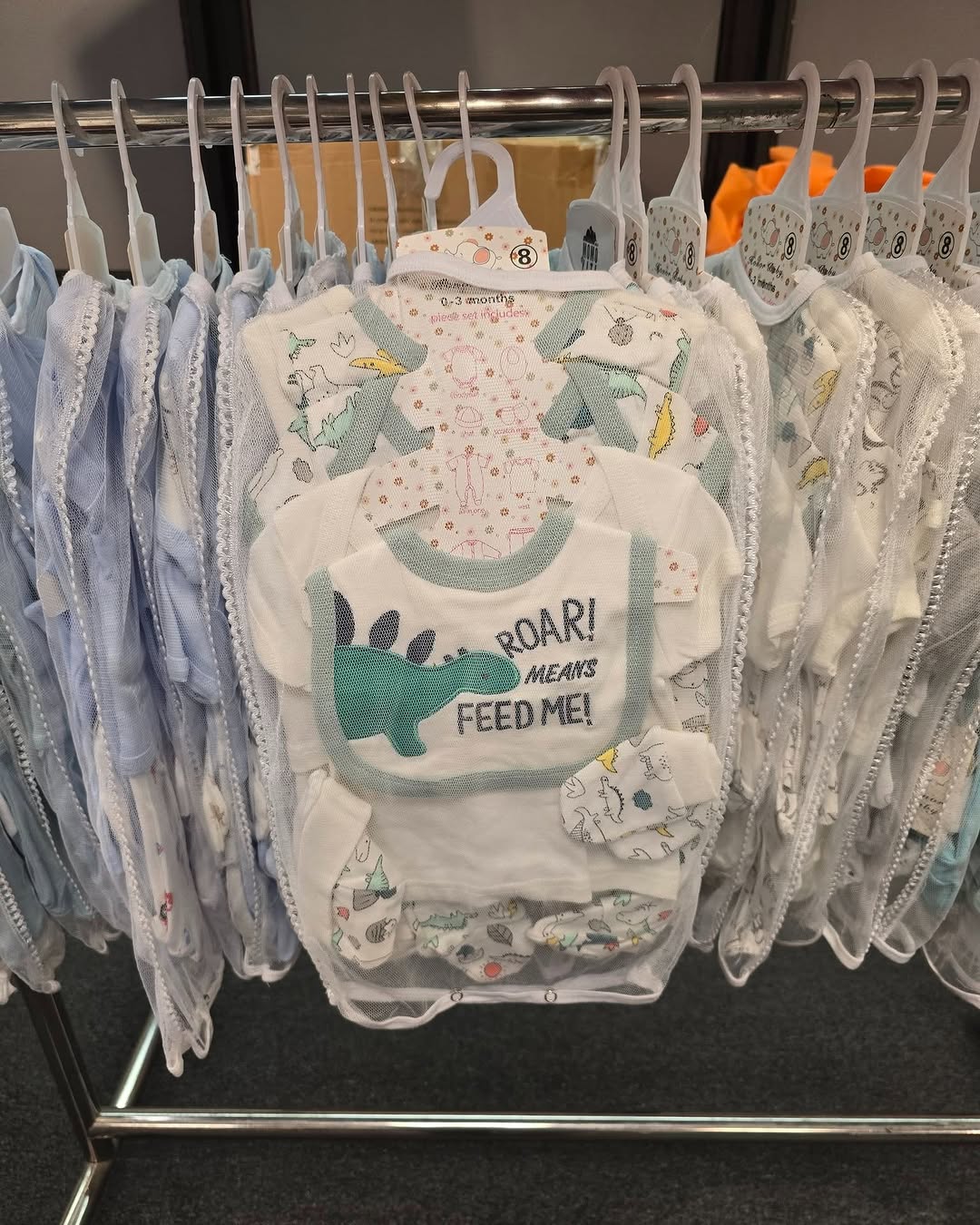 休閒服飾及家品開倉特賣，精選童裝、童鞋及嬰兒用品特價，由$50起至$299。