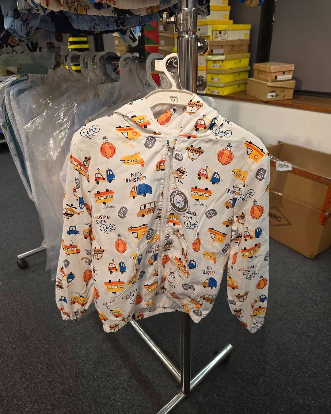 休閒服飾及家品開倉特賣，精選童裝、童鞋及嬰兒用品特價，由$50起至$299。