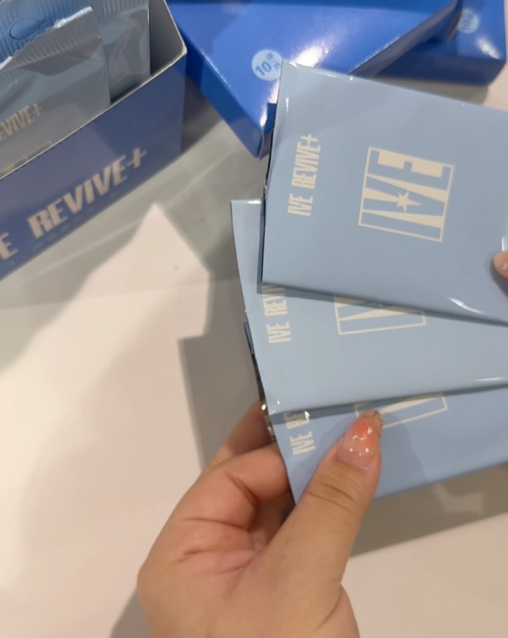 logon — Free IVE poster with purchase of IVE REVIVE+ trading card box at LOG-ON stores (excluding Tsing Yi). Limited quantities, first come first served.