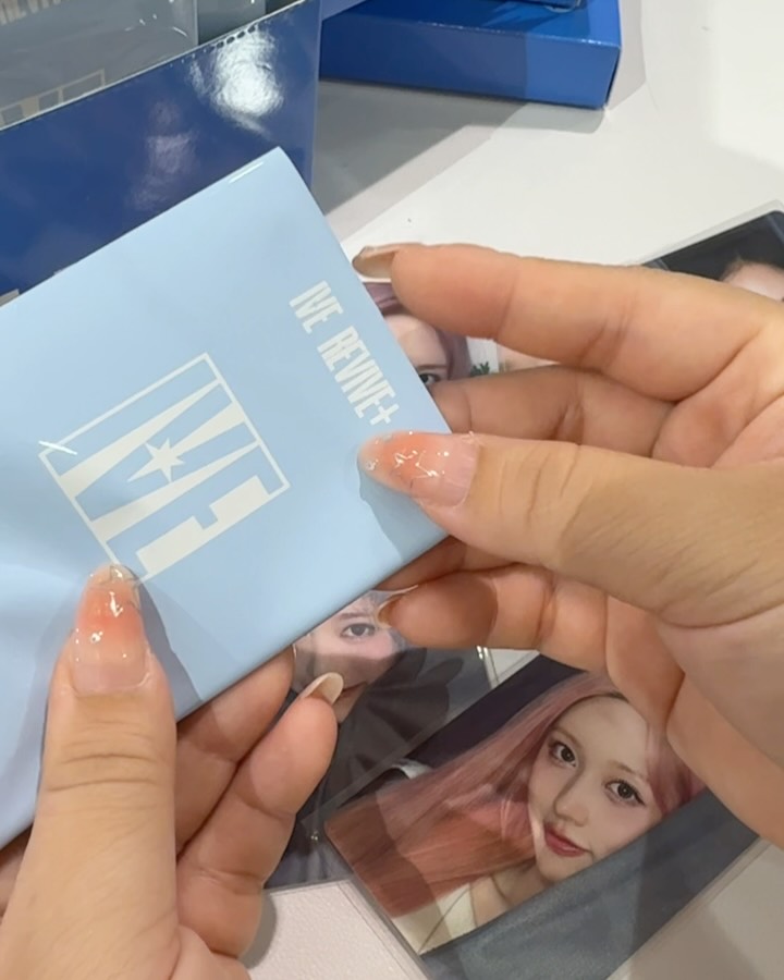 logon — Free IVE poster with purchase of IVE REVIVE+ trading card box at LOG-ON stores (excluding Tsing Yi). Limited quantities, first come first served.