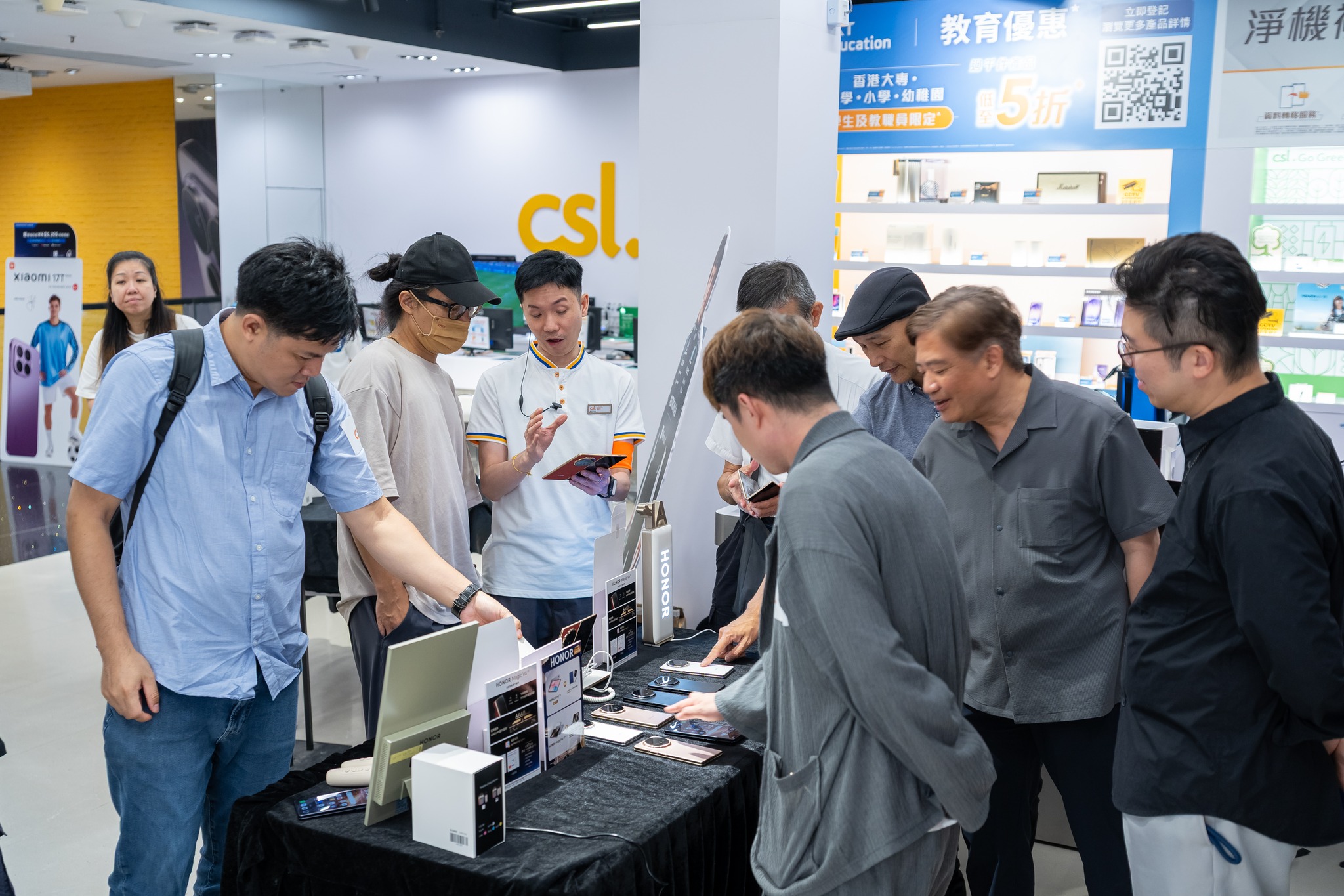 CSL — Buy HONOR Magic V6, get up to HK$8,800 in gifts including free 1TB upgrade or projector, screen protection, and premium services.