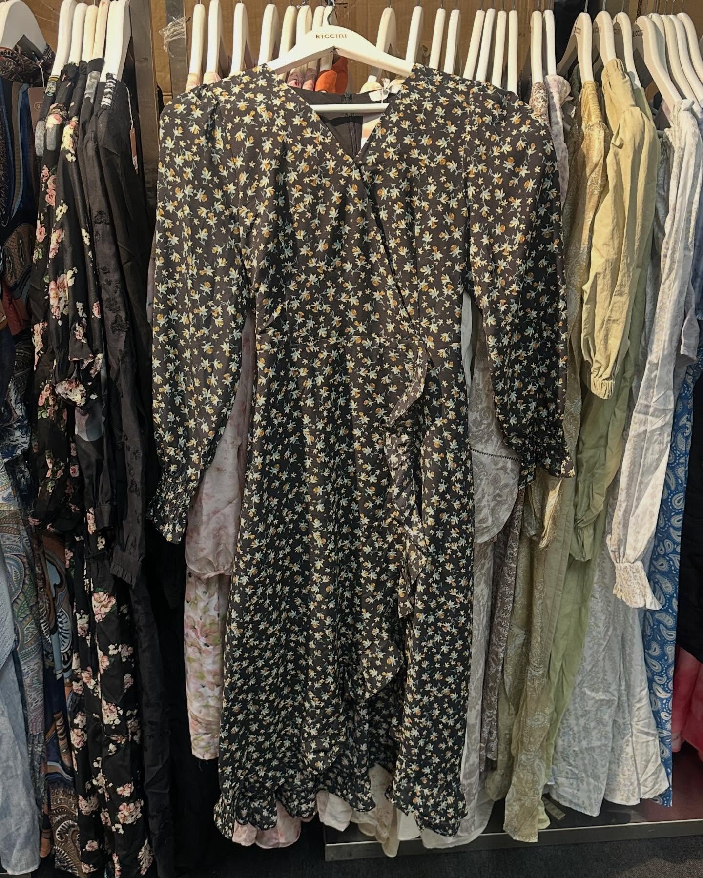 Times Square Bazaar — Sports and leisure wear sale with selected items up to 60% off. Featured items include women's clothing from $699, umbrellas at $139, scarves from 40% off, and men's/women's shoes from $299.