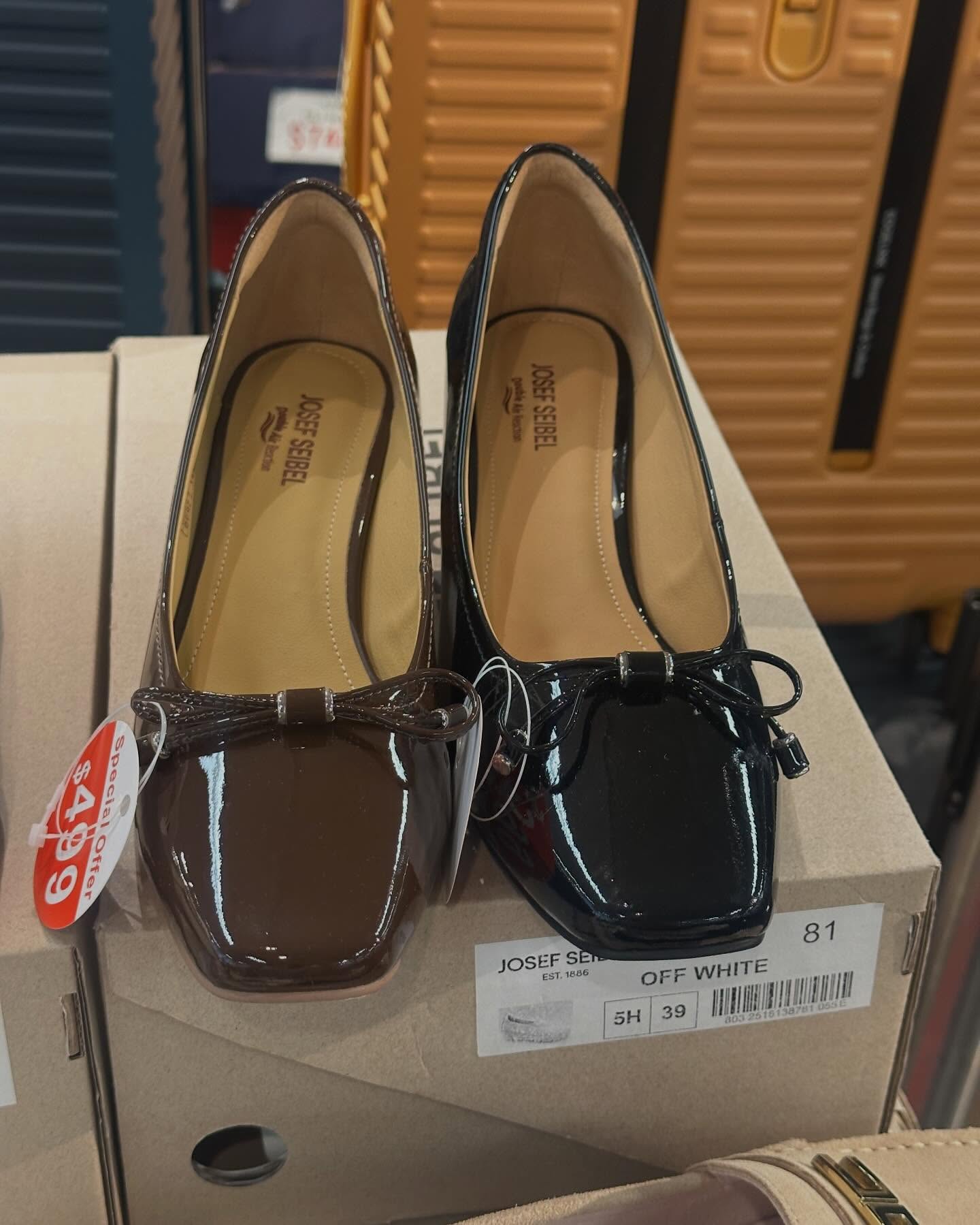 Times Square Bazaar — Sports and leisure wear sale with selected items up to 60% off. Featured items include women's clothing from $699, umbrellas at $139, scarves from 40% off, and men's/women's shoes from $299.
