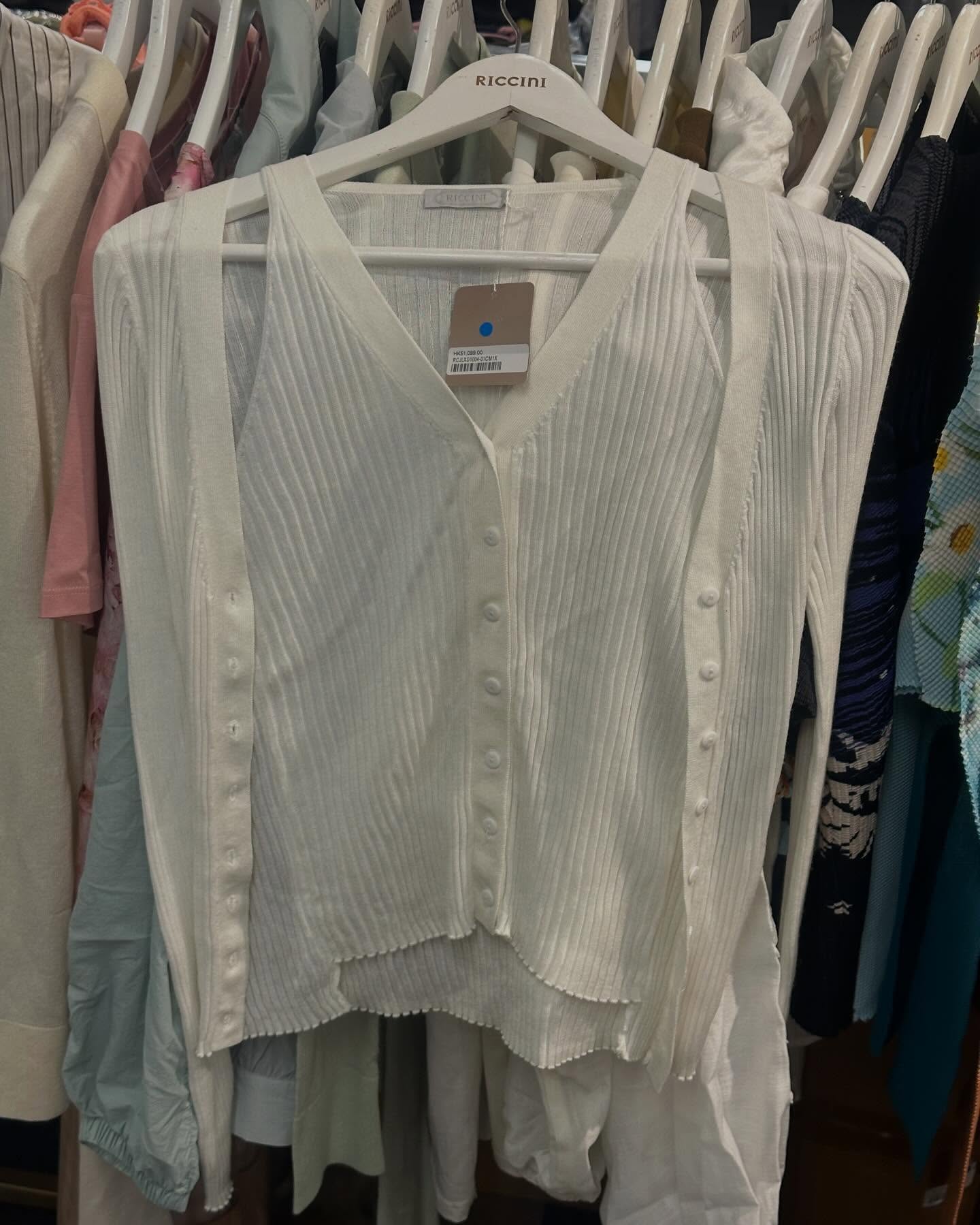 Times Square Bazaar — Sports and leisure wear sale with selected items up to 60% off. Featured items include women's clothing from $699, umbrellas at $139, scarves from 40% off, and men's/women's shoes from $299.