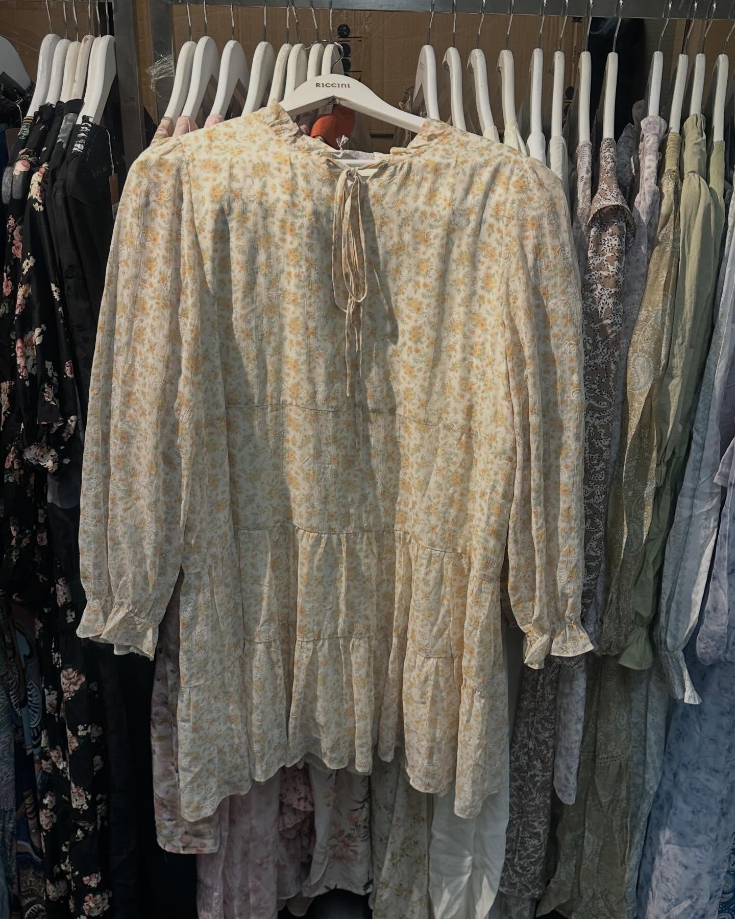 Times Square Bazaar — Sports and leisure wear sale with selected items up to 60% off. Featured items include women's clothing from $699, umbrellas at $139, scarves from 40% off, and men's/women's shoes from $299.