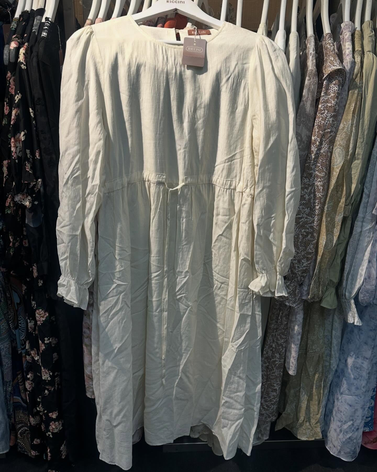 Times Square Bazaar — Sports and leisure wear sale with selected items up to 60% off. Featured items include women's clothing from $699, umbrellas at $139, scarves from 40% off, and men's/women's shoes from $299.
