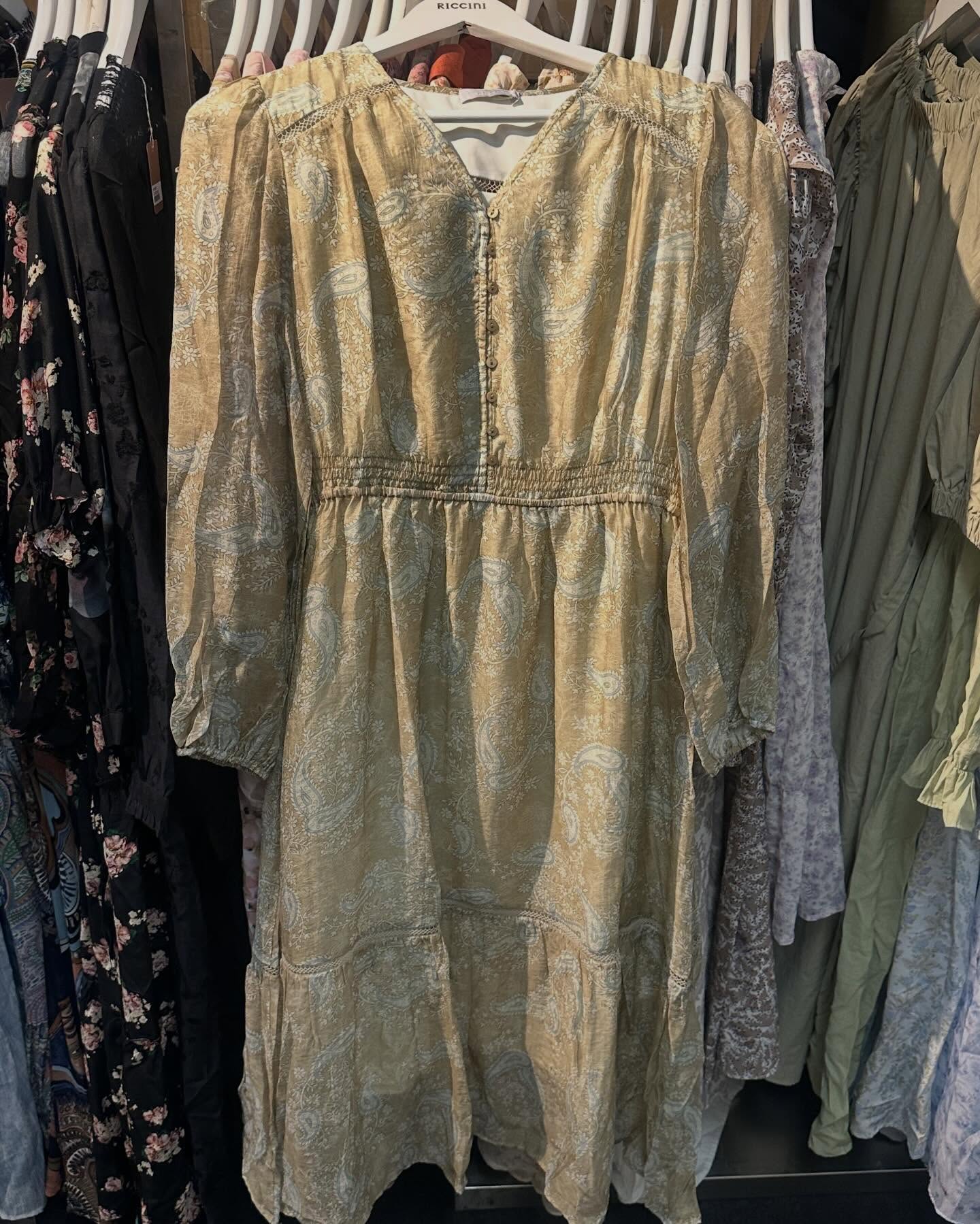 Times Square Bazaar — Sports and leisure wear sale with selected items up to 60% off. Featured items include women's clothing from $699, umbrellas at $139, scarves from 40% off, and men's/women's shoes from $299.