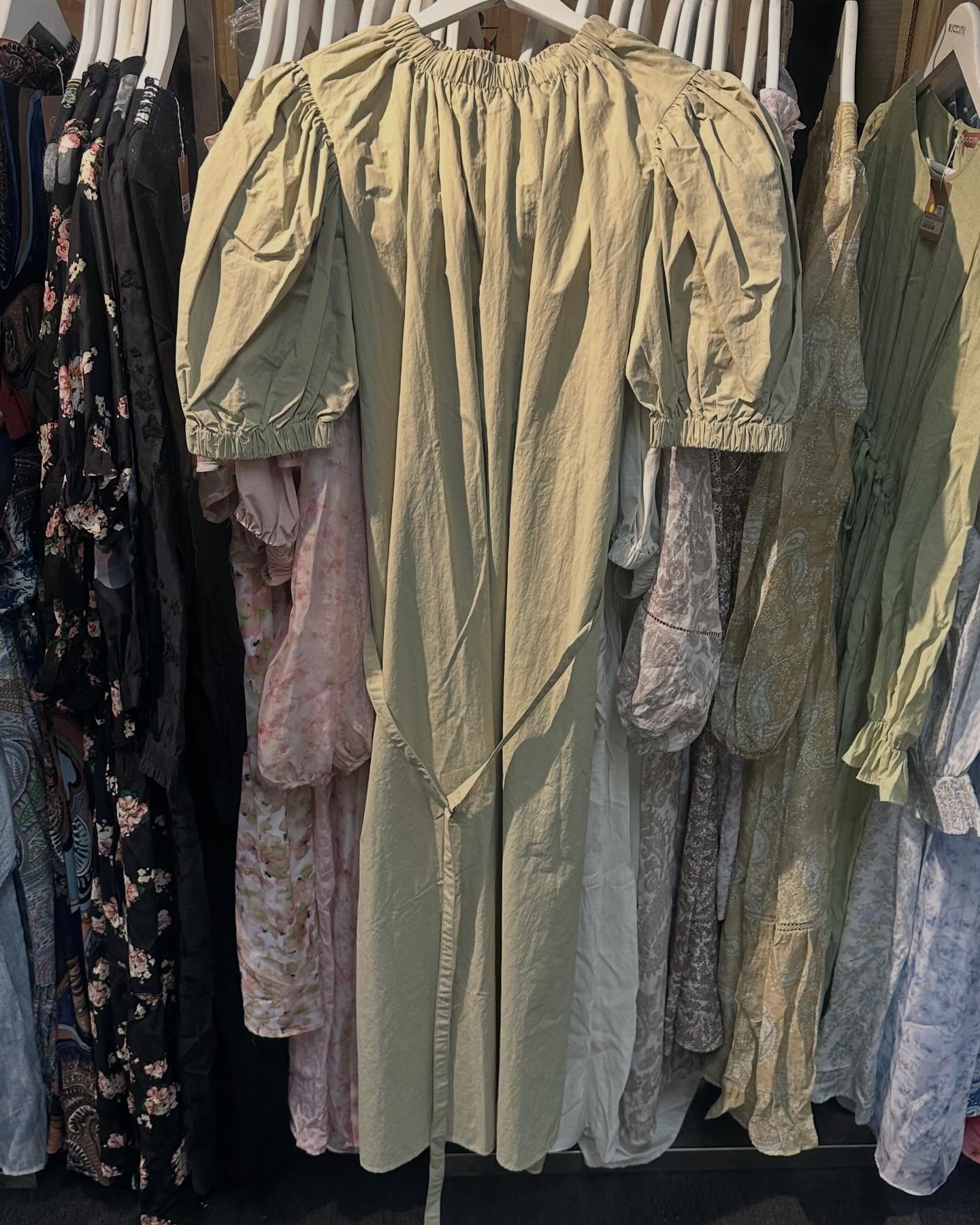 Times Square Bazaar — Sports and leisure wear sale with selected items up to 60% off. Featured items include women's clothing from $699, umbrellas at $139, scarves from 40% off, and men's/women's shoes from $299.