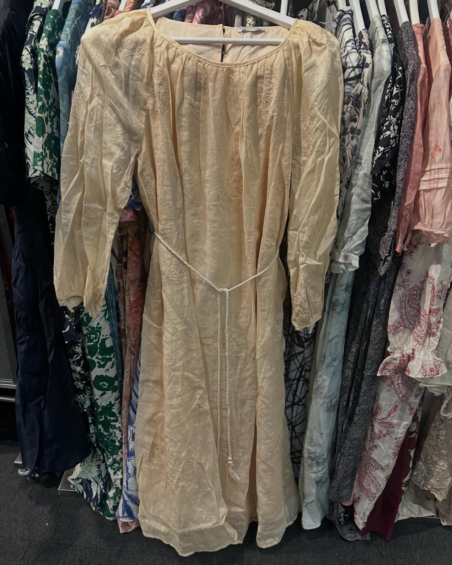 Times Square Bazaar — Sports and leisure wear sale with selected items up to 60% off. Featured items include women's clothing from $699, umbrellas at $139, scarves from 40% off, and men's/women's shoes from $299.