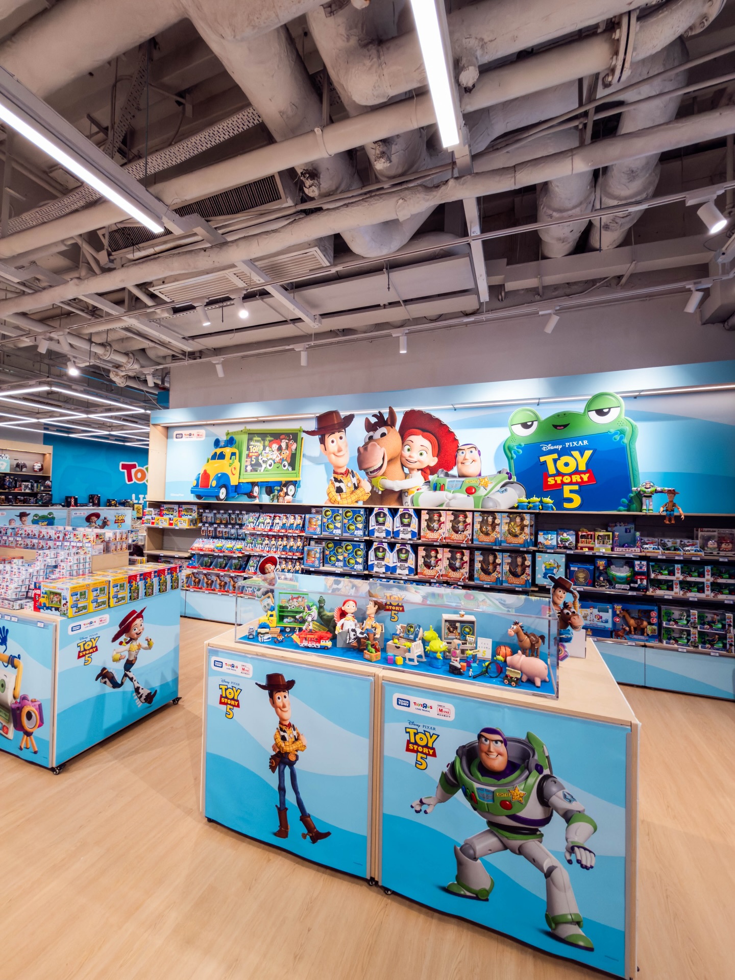 Harbour City — Present your Toy Story 5 Experience Guide at participating merchants to enjoy limited-time shopping privileges and exclusive discounts.