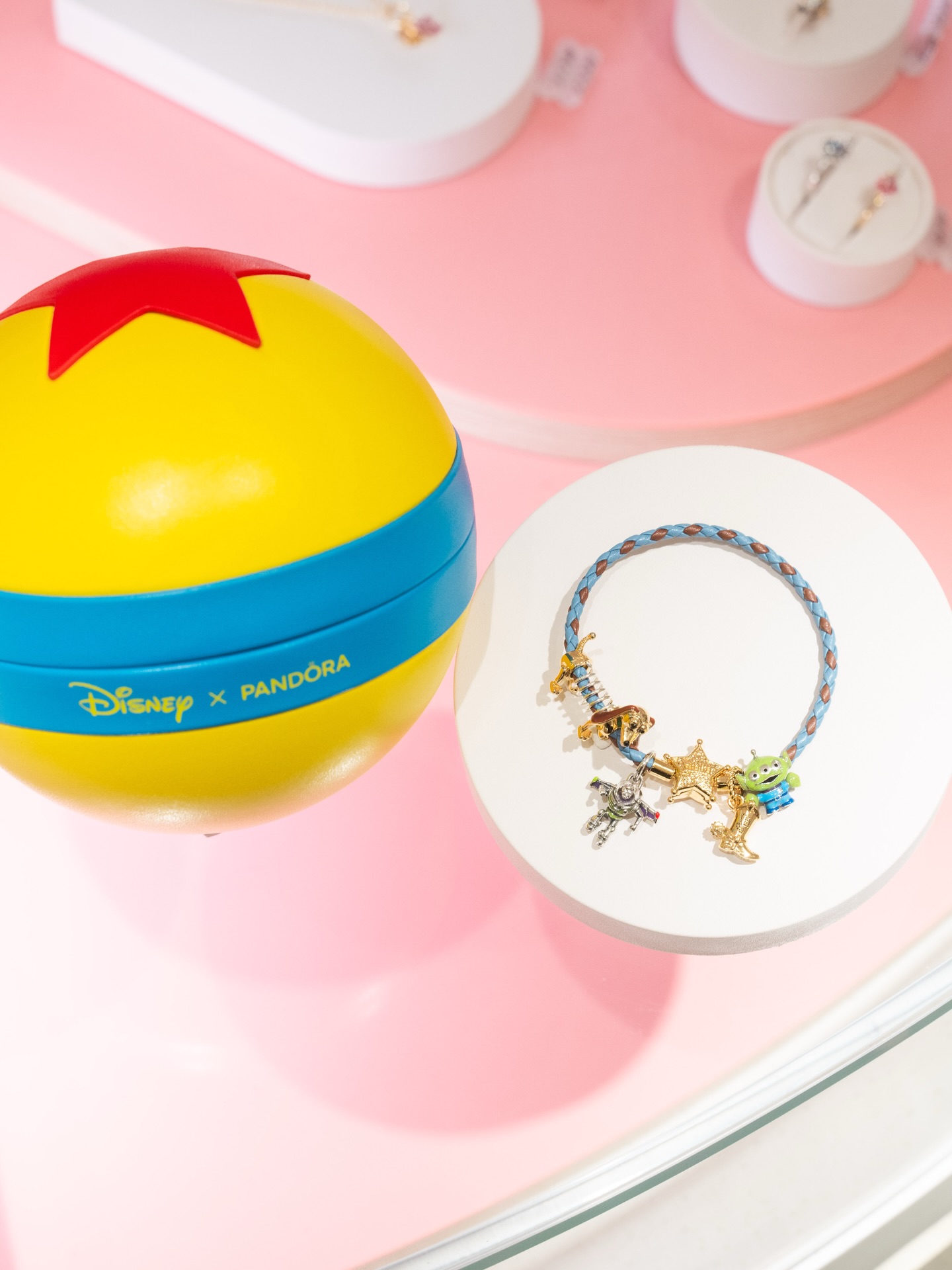 Harbour City — Present your Toy Story 5 Experience Guide at participating merchants to enjoy limited-time shopping privileges and exclusive discounts.