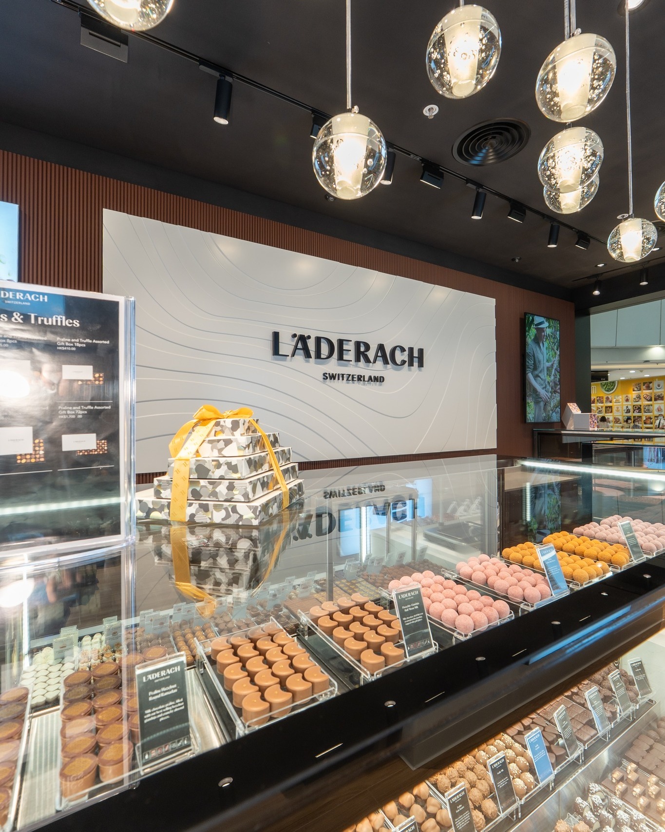 apm: Spend HK$800 at apm Läderach to receive a complimentary 4-piece handmade…
