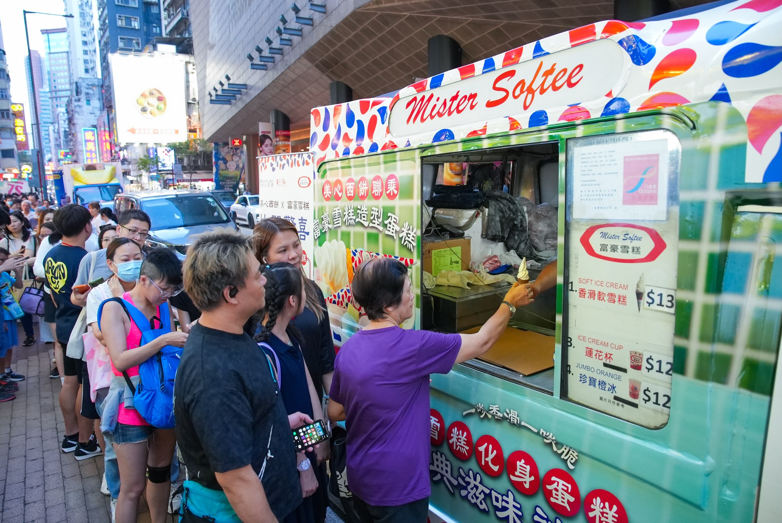 maxim's cake — Eatizen members get 10% off the limited-edition Mr. Softee ice cream cake, originally HK$228.