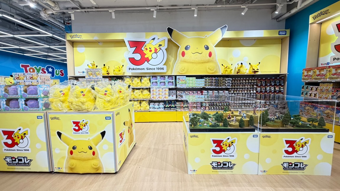 Spend HKD$120 on TAKARA TOMY Pokémon products, get free sticker; spend HKD$150, get free Moncolle Charizard X figure.