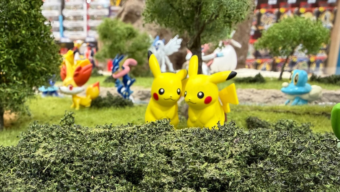 toys'r'us — Spend HKD$120 on TAKARA TOMY Pokémon products, get free sticker; spend HKD$150, get free Moncolle Charizard X figure.