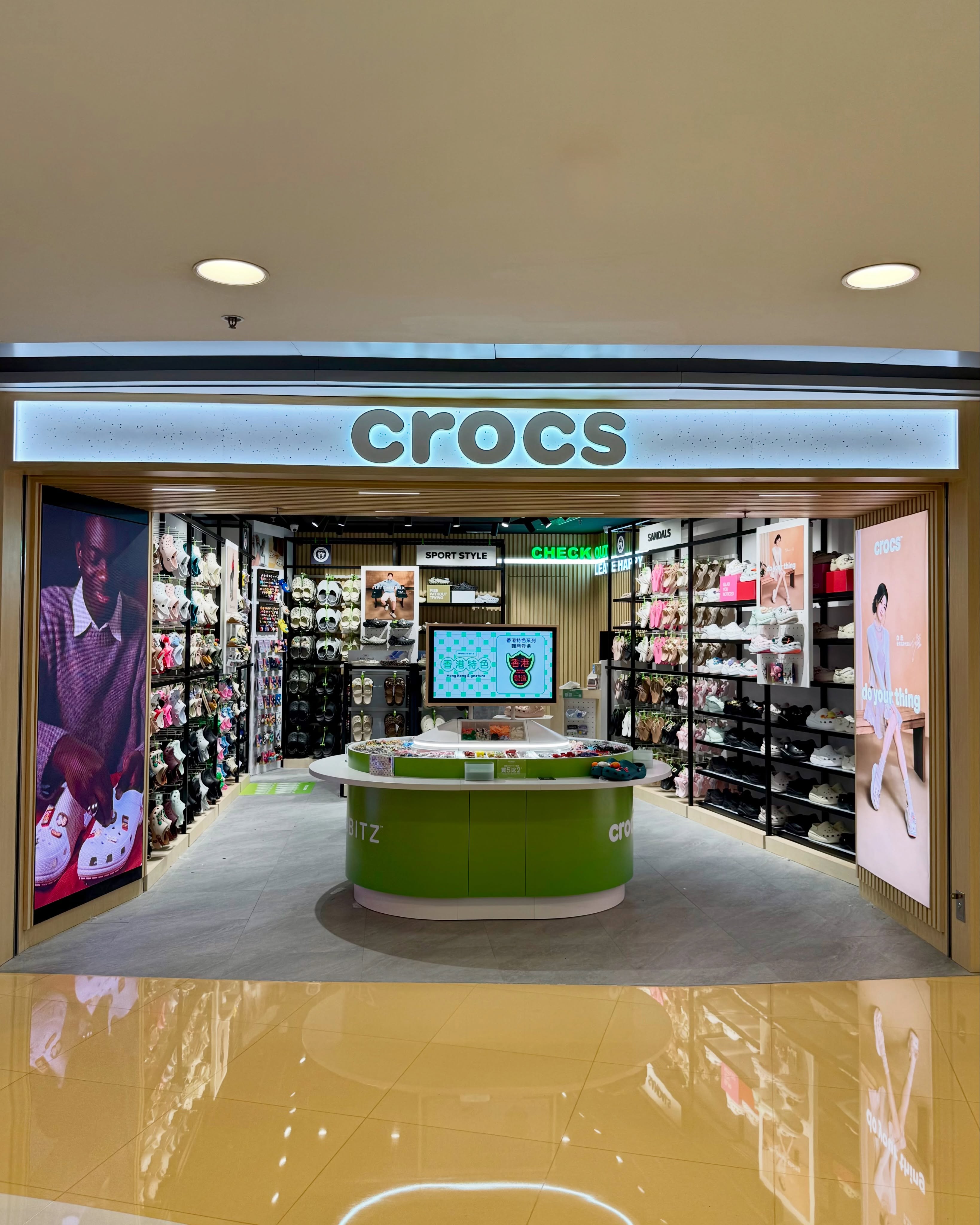 Store opening offers: free Crocs keychain with HK$600 spend, Jibbitz bundle deals (buy 5 get 2, buy 8 get 4, buy 10 get 5), free Jibbitz with full-price shoe purchase.