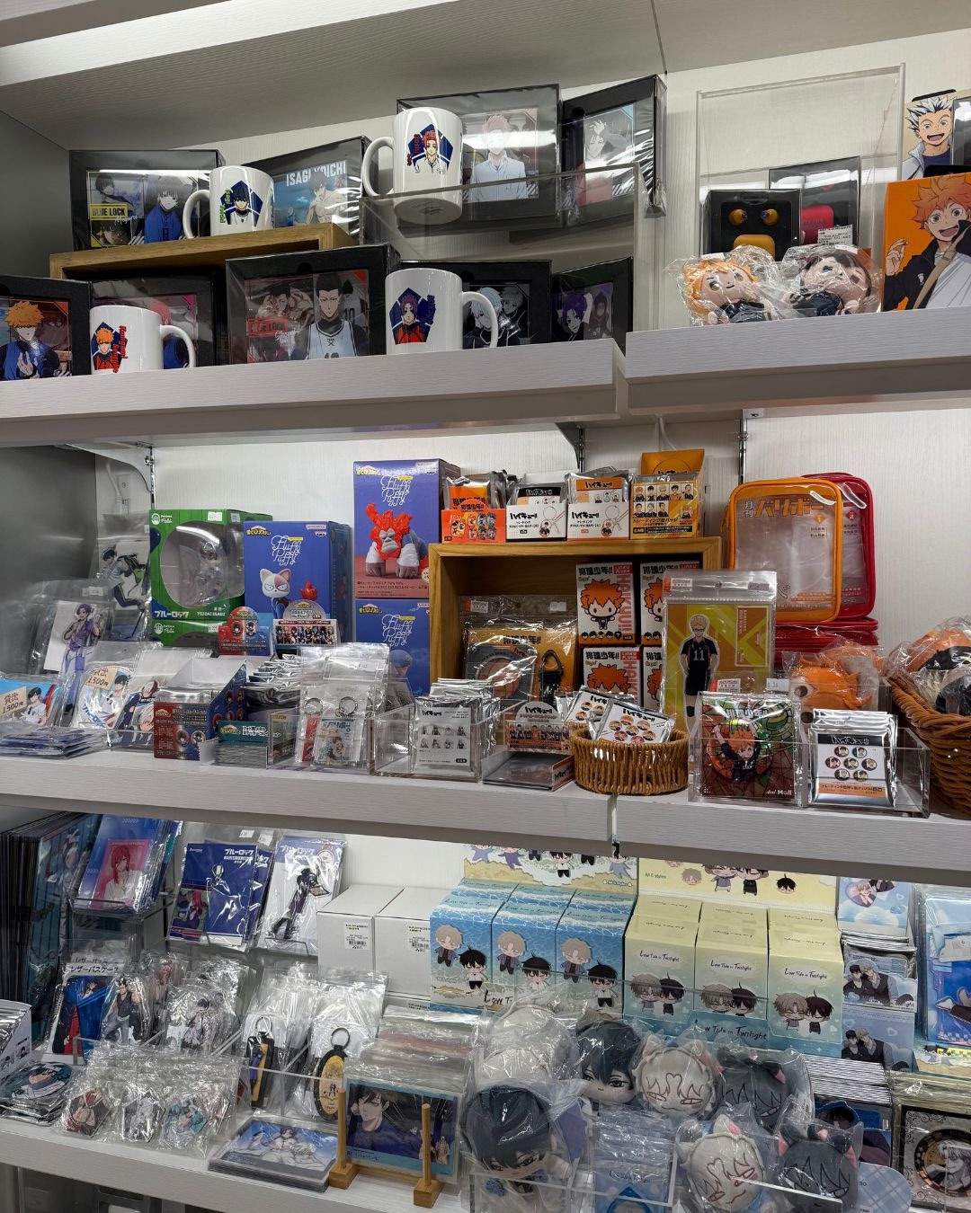 eslite — Soft opening exclusive: free bookmark with HKD180 spend, up to HKD50 cashback on HKD300–400 purchases, 10% off with anime outfit, HKD50 off on second visit.