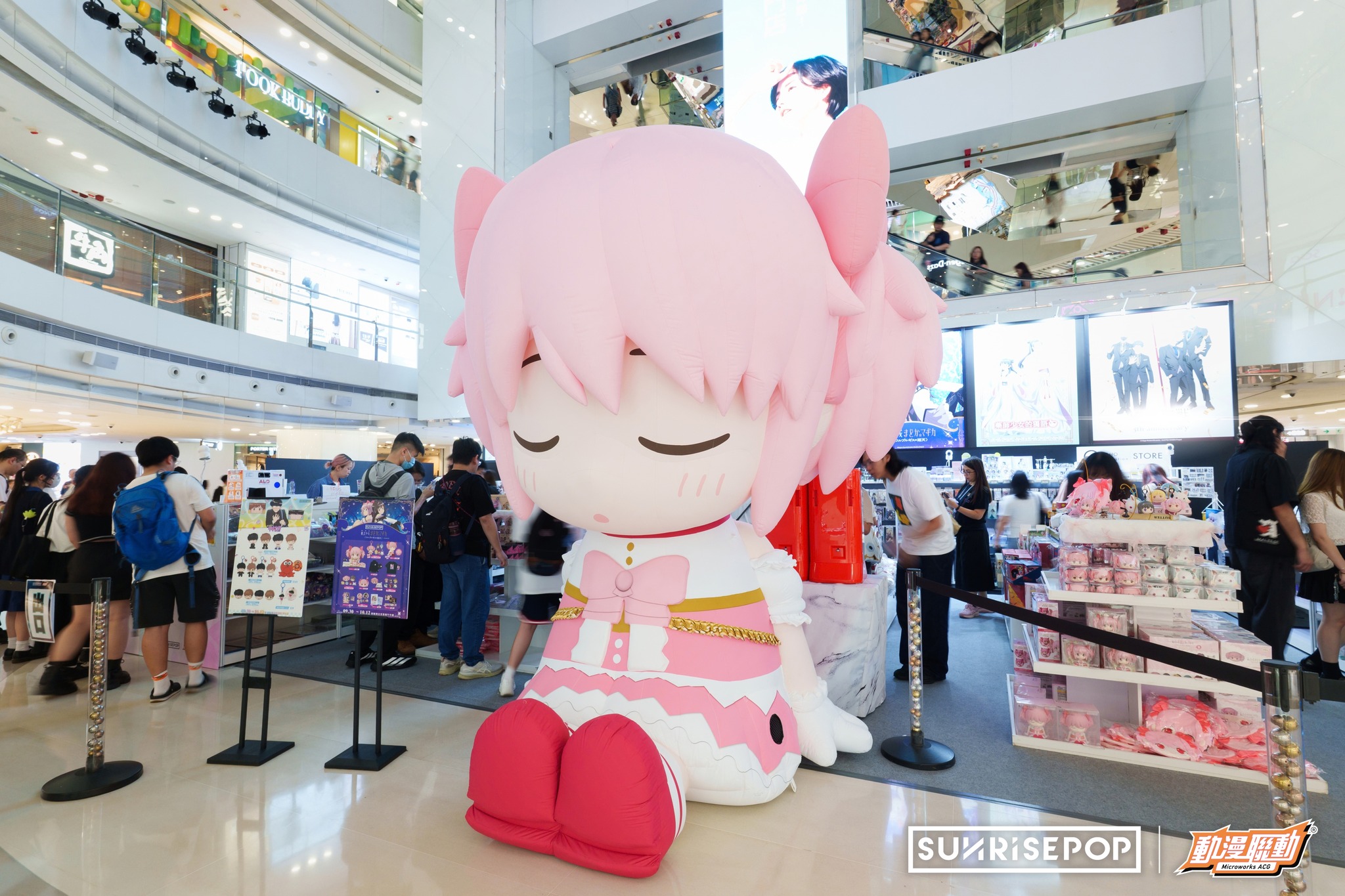Free gifts w/ purchase: HK$200 spend gets postcards/cards, HK$400 gets fan. Photo contest entries win free postcards.