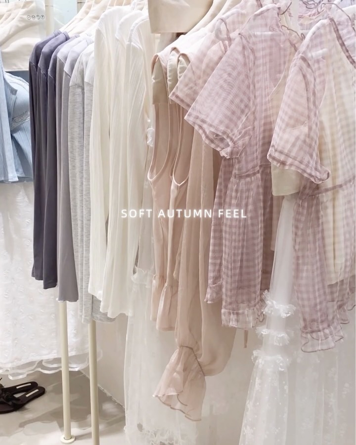 Hello Milk Tee — Buy 2 items get 10% off, 3 items get 12% off, or 5 items get 15% off. Free Hong Kong/Macau shipping on orders over HK$300.