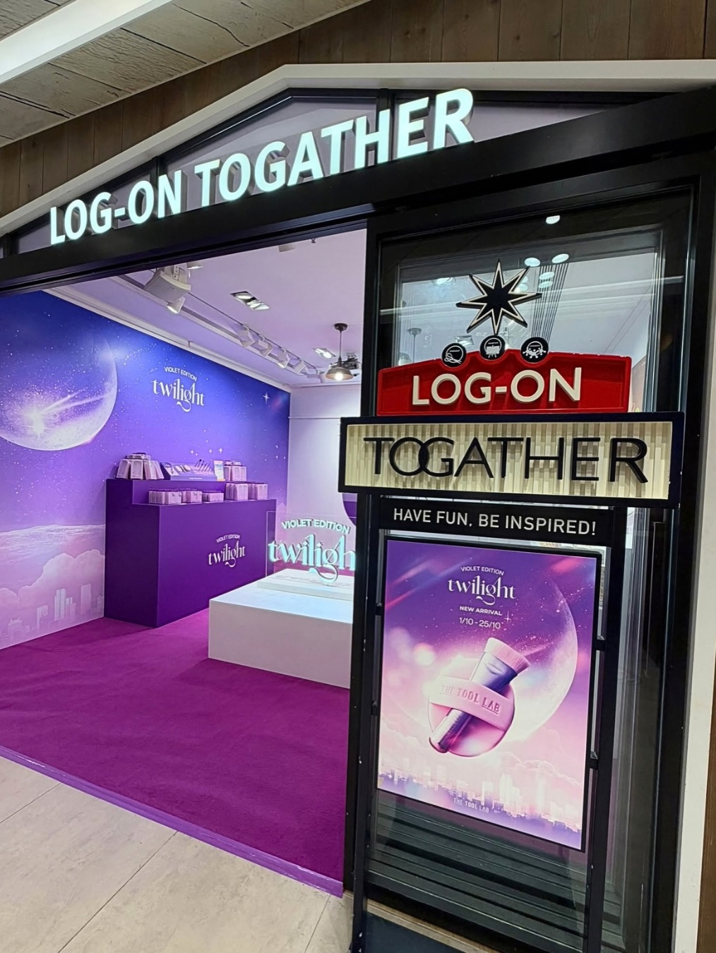 於LOG-ON ToGather期間限定店購物滿指定金額，即有機會獲贈限定禮品，數量有限。