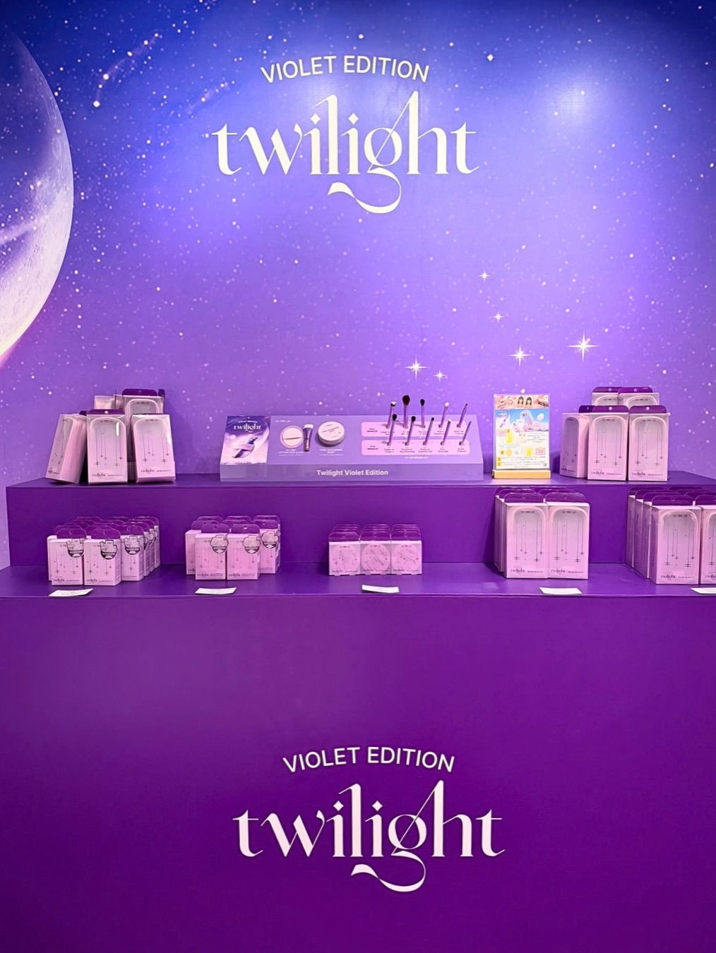 於LOG-ON ToGather期間限定店購物滿指定金額，即有機會獲贈限定禮品，數量有限。