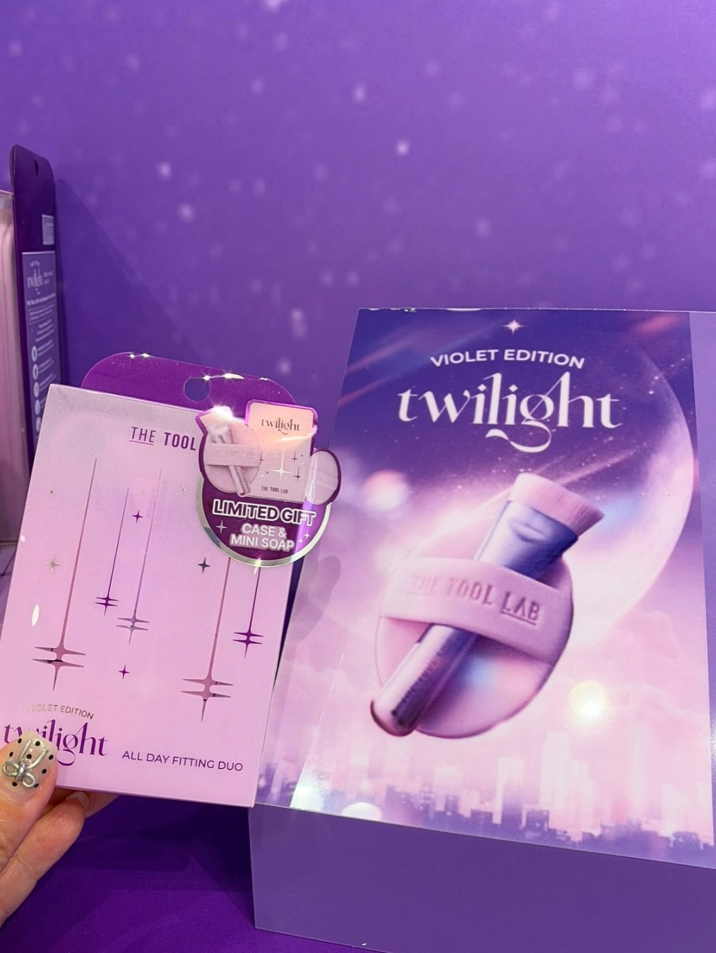 於LOG-ON ToGather期間限定店購物滿指定金額，即有機會獲贈限定禮品，數量有限。