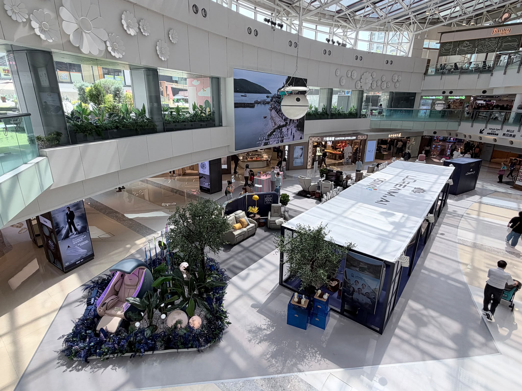 OSIM於新都會廣場舉辦展銷會，推出獨家限定優惠，展示uDream.AI新色及新產品。