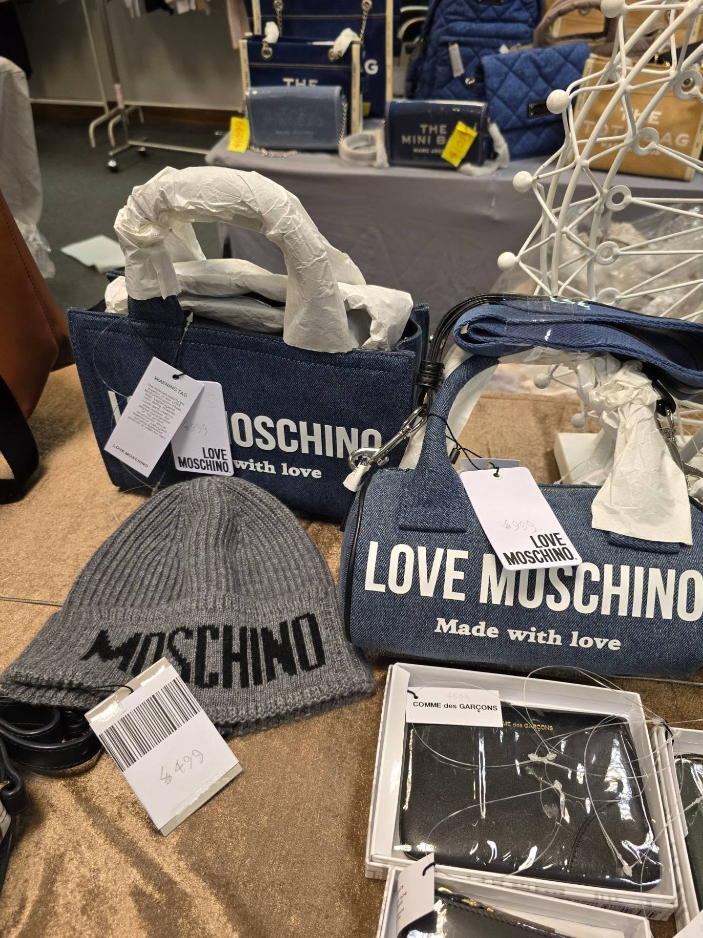 名牌時尚及生活用品展銷會，精選服飾、手袋、香水、家品及旅行用品以優惠價發售。