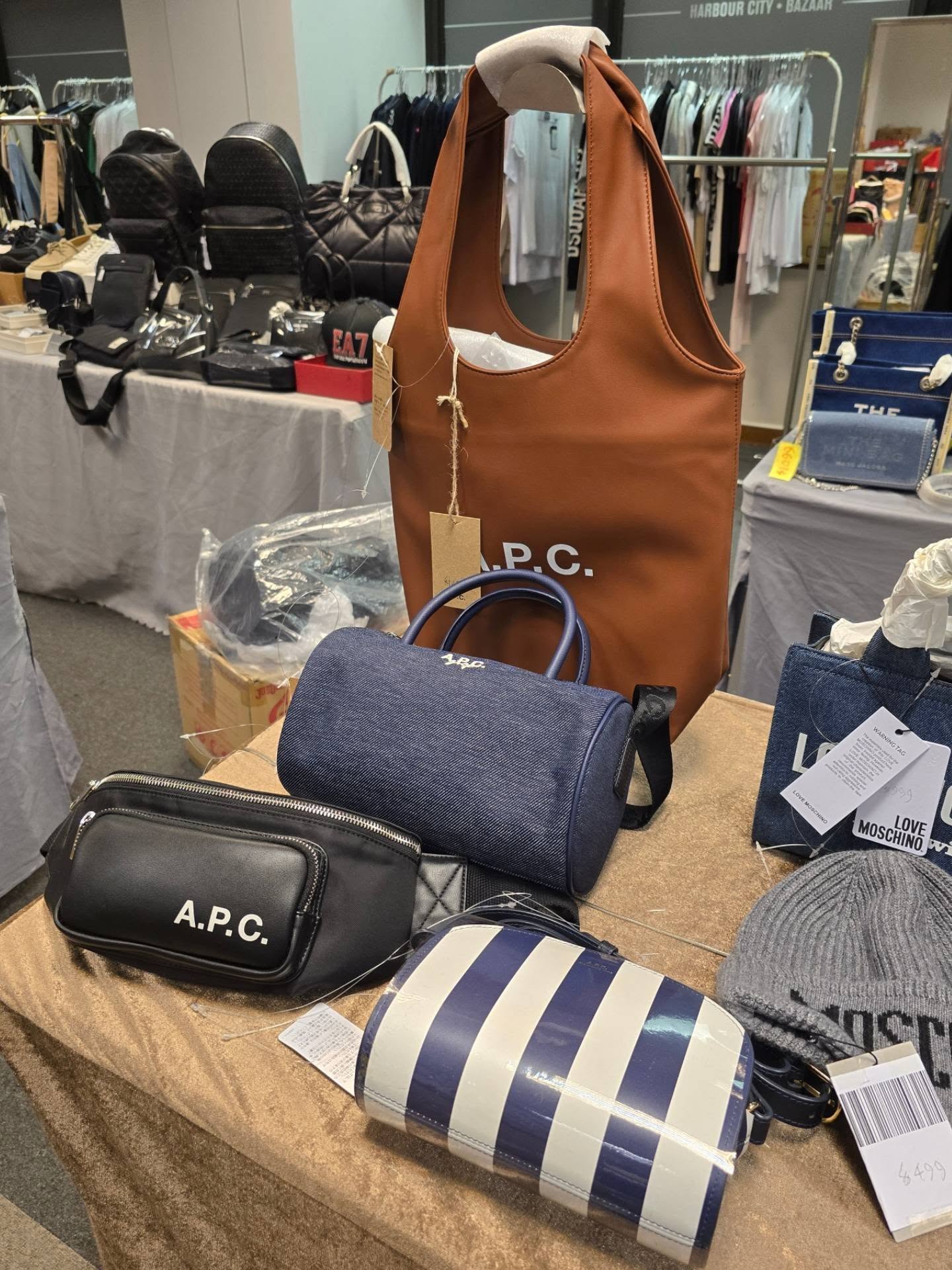 名牌時尚及生活用品展銷會，精選服飾、手袋、香水、家品及旅行用品以優惠價發售。
