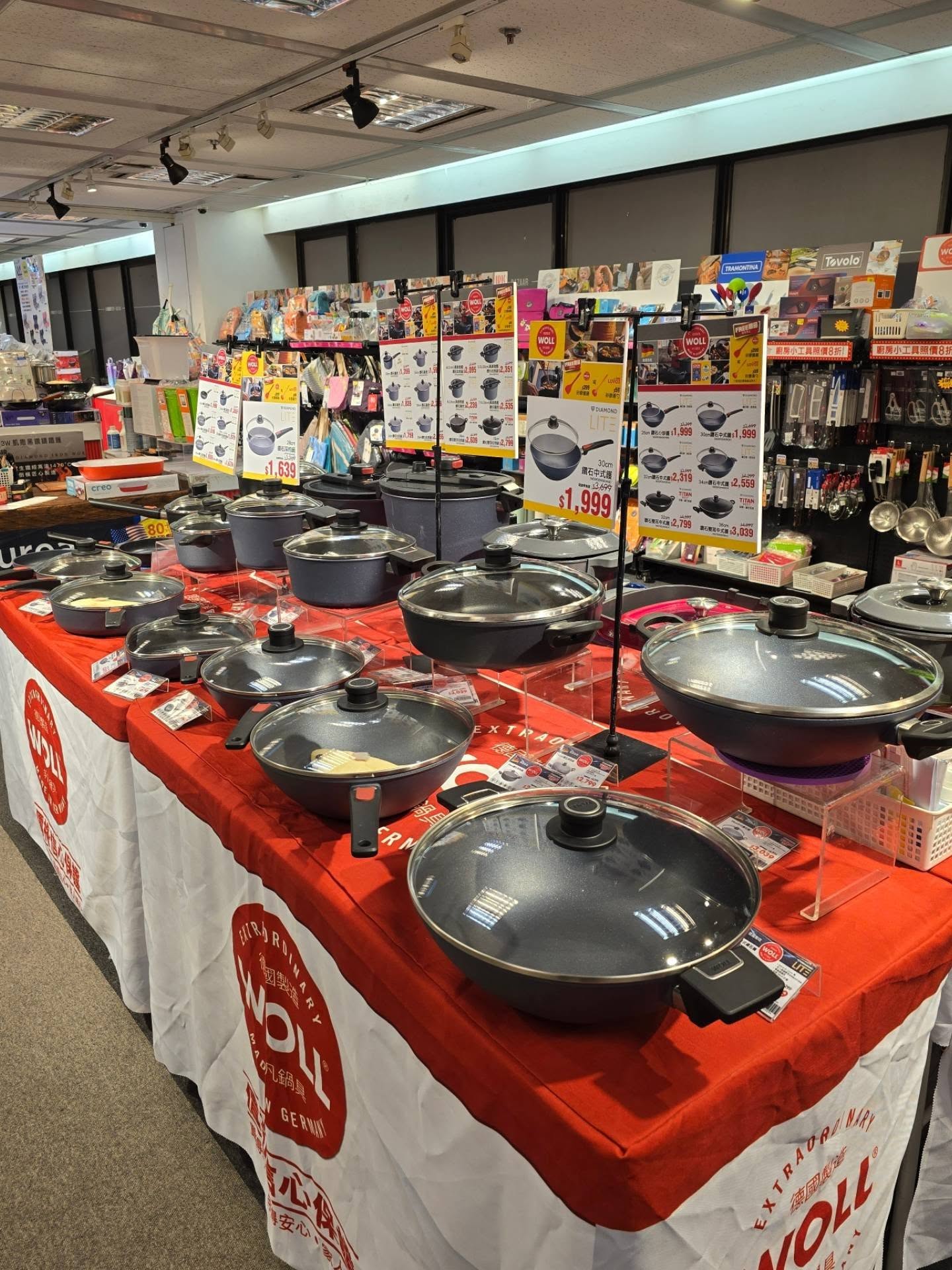 名牌時尚及生活用品展銷會，精選服飾、手袋、香水、家品及旅行用品以優惠價發售。