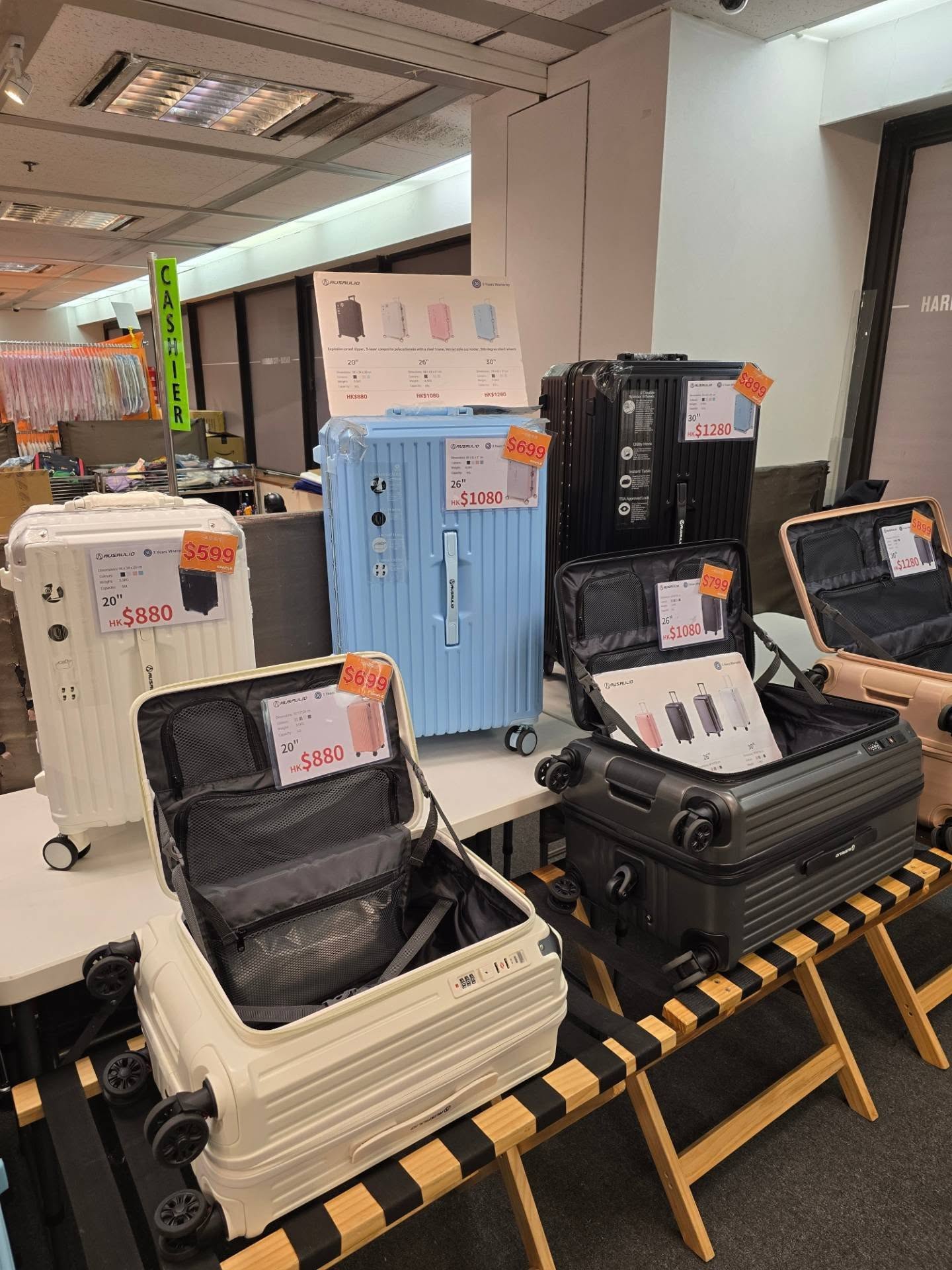 名牌時尚及生活用品展銷會，精選服飾、手袋、香水、家品及旅行用品以優惠價發售。