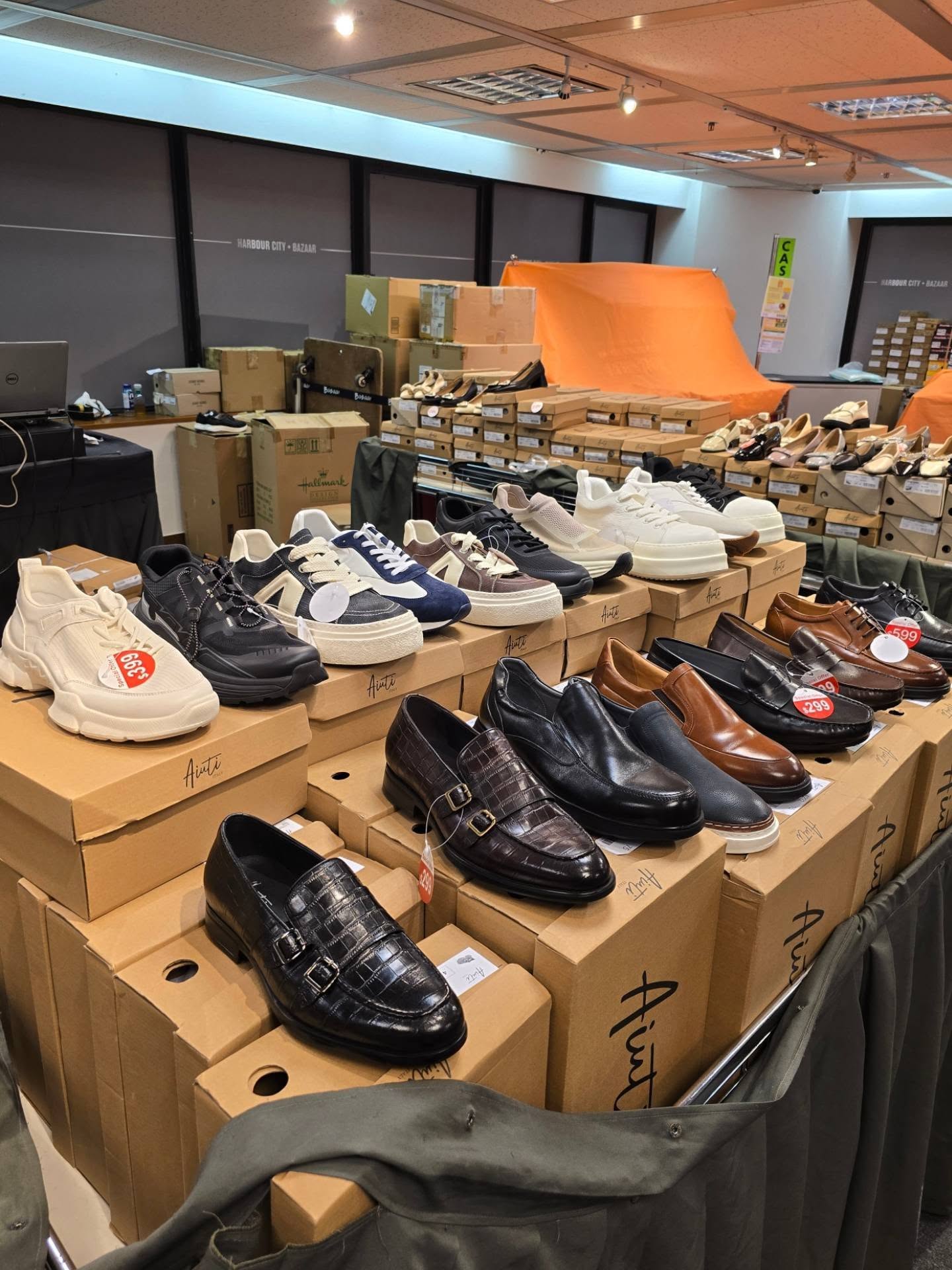 名牌時尚及生活用品展銷會，精選服飾、手袋、香水、家品及旅行用品以優惠價發售。