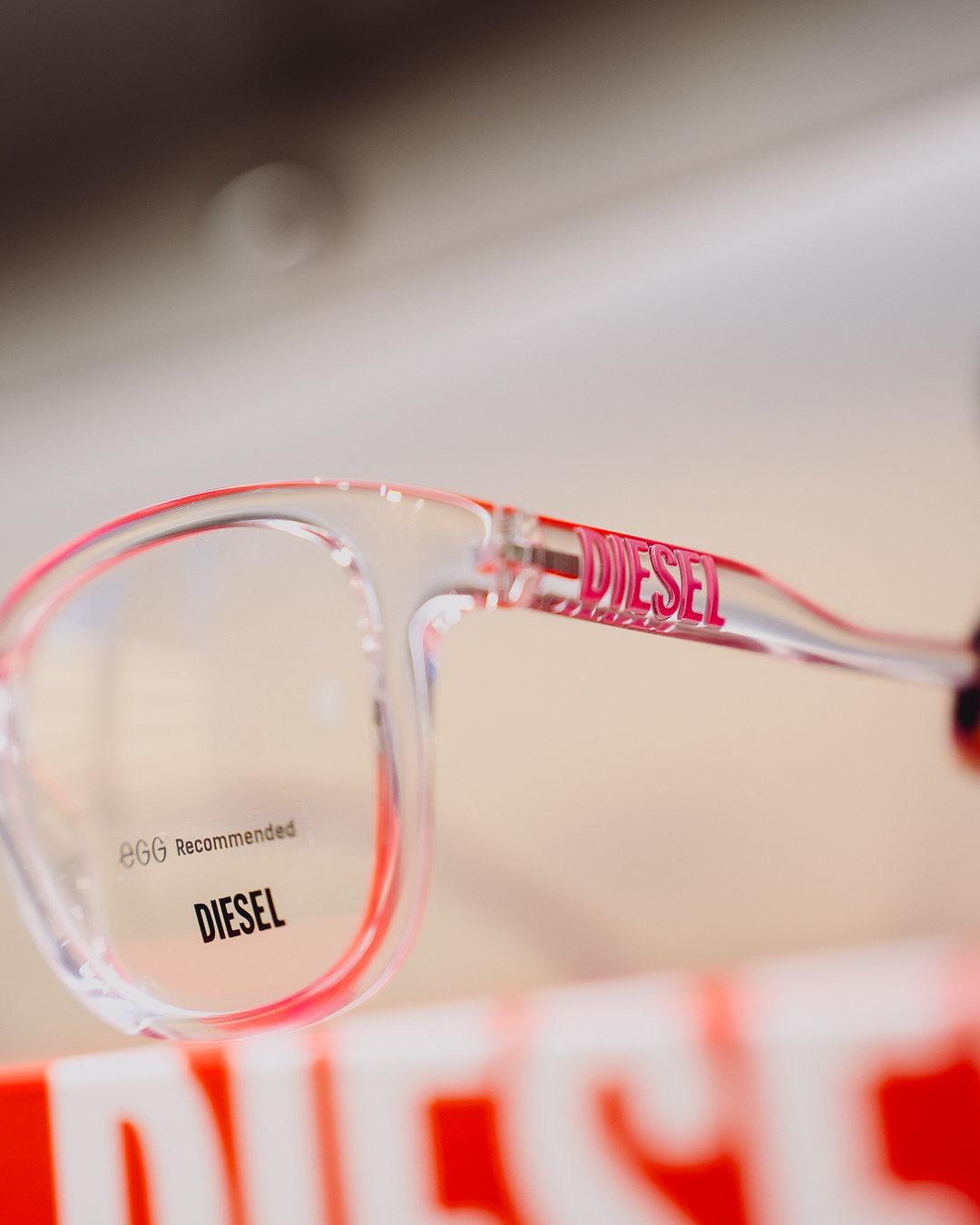 Buy DIESEL eyewear and receive a complimentary gift (while stocks last).