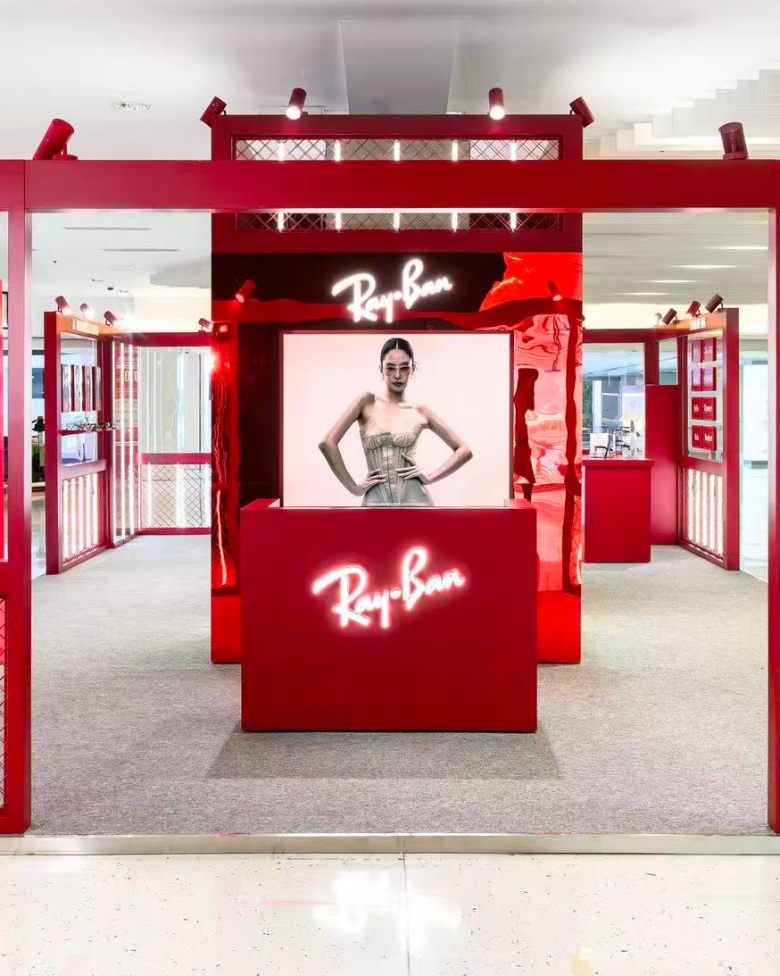 Pop-up store with AI photo booth, free glasses-case engraving with purchase, and DIY bracelet workshop with select eyewear purchase.