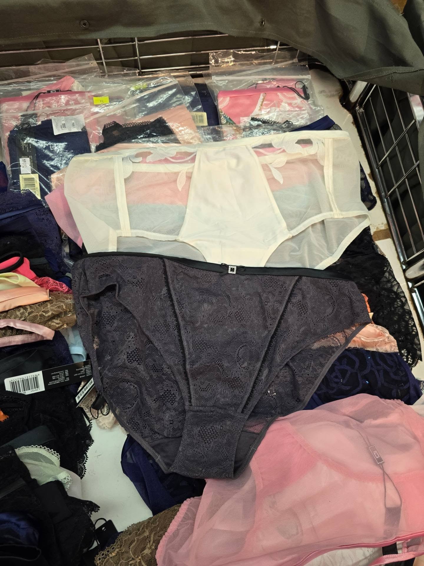安莉芳內衣開倉激減低至一折起。多款胸圍、內褲、睡衣套裝優惠。購物滿$800送帆布袋即減$50，滿$1,500送限量禮品即減$150。