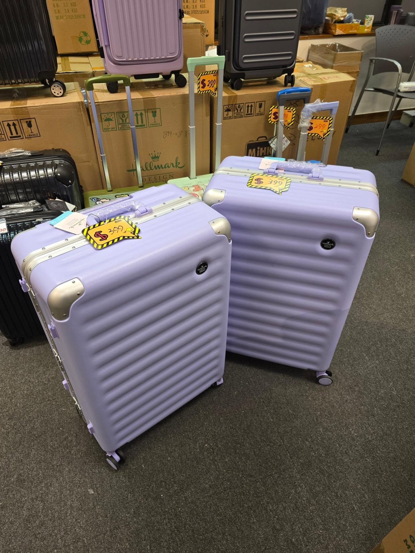 American Tourister行李箱低至三折；套裝價低至$792；陳列品清貨價$399起。數量有限，熱門款式快速售罄。