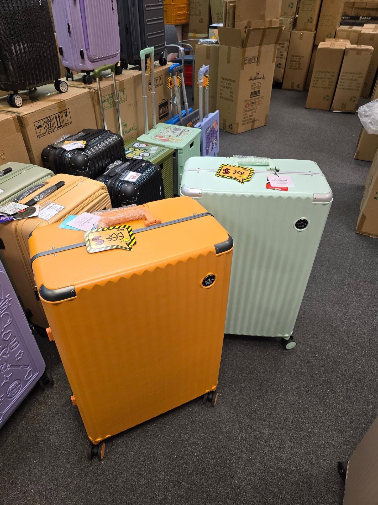 American Tourister行李箱低至三折；套裝價低至$792；陳列品清貨價$399起。數量有限，熱門款式快速售罄。