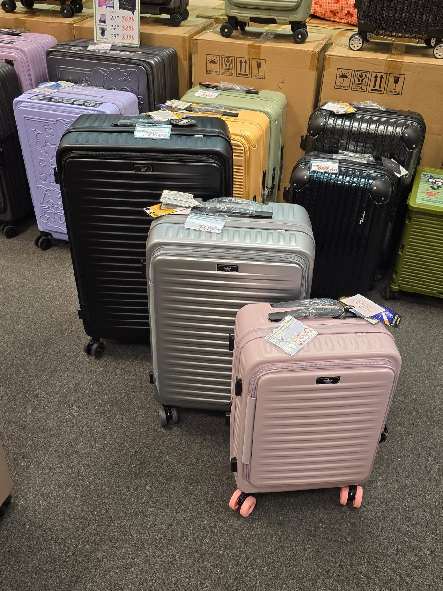 American Tourister行李箱低至三折；套裝價低至$792；陳列品清貨價$399起。數量有限，熱門款式快速售罄。
