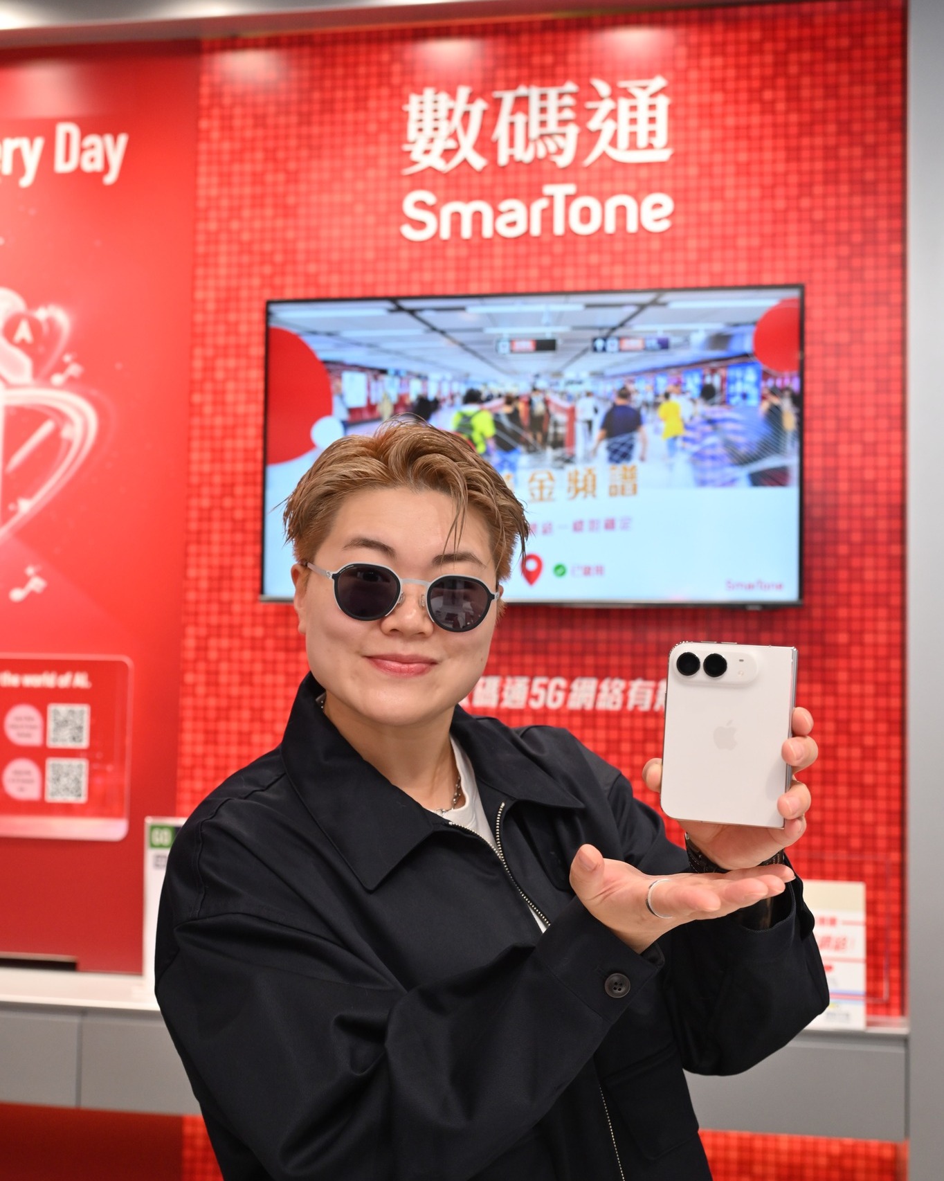 smartone — iPhone Duo with up to HK$4,000 off device price on SmarTone 5G plans, plus up to HK$6,700 trade-in credit, free screen protection, HK$500 iPad/accessory discount, and 36-month interest-free installment on Apple Watch.