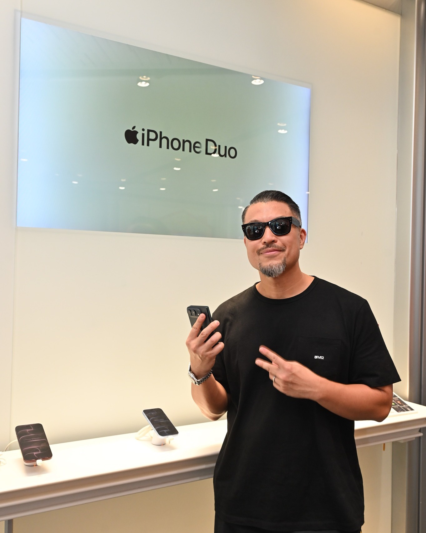 smartone — iPhone Duo with up to HK$4,000 off device price on SmarTone 5G plans, plus up to HK$6,700 trade-in credit, free screen protection, HK$500 iPad/accessory discount, and 36-month interest-free installment on Apple Watch.